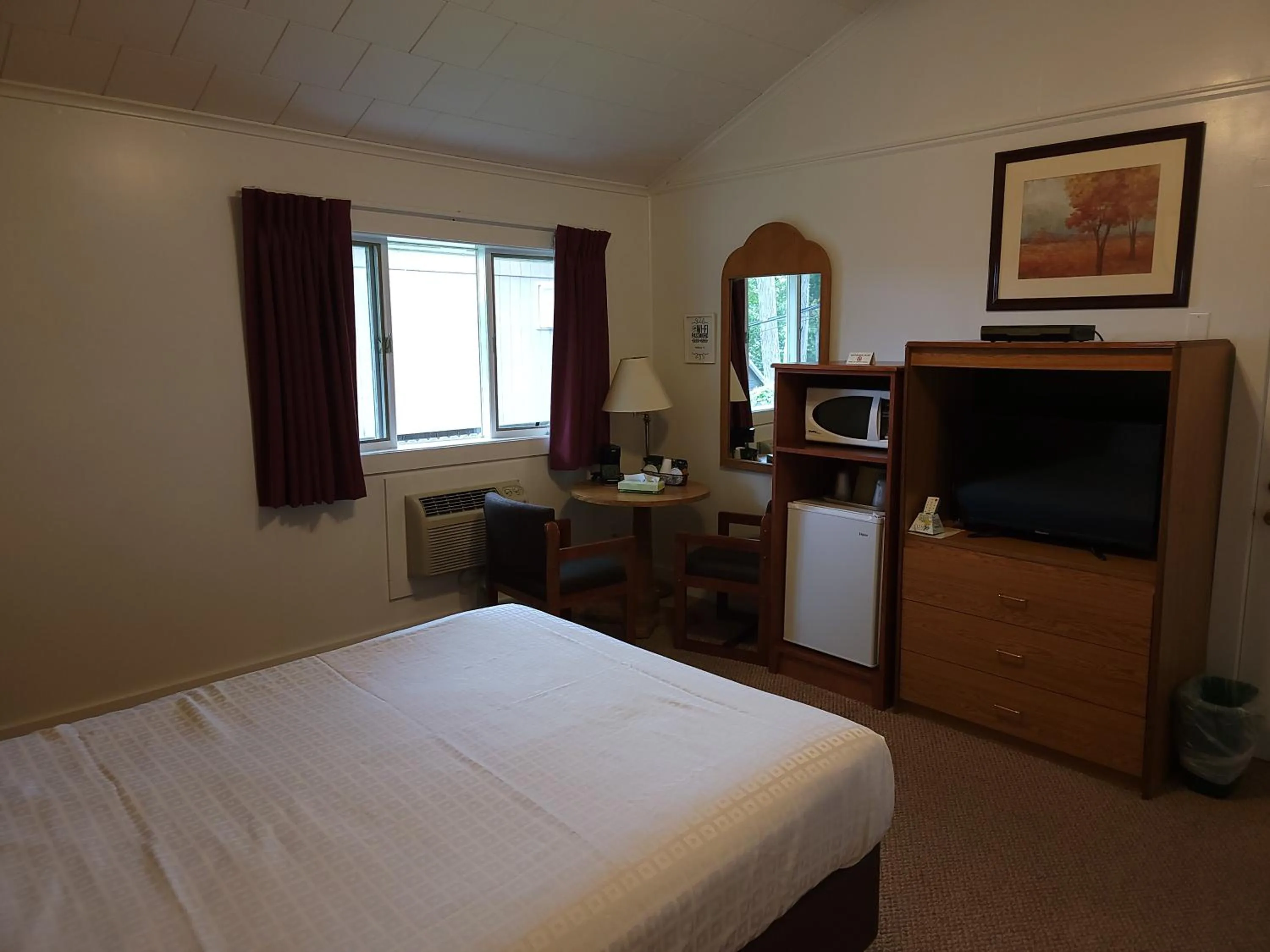 Bed in Hickory Grove Motor Inn - Cooperstown