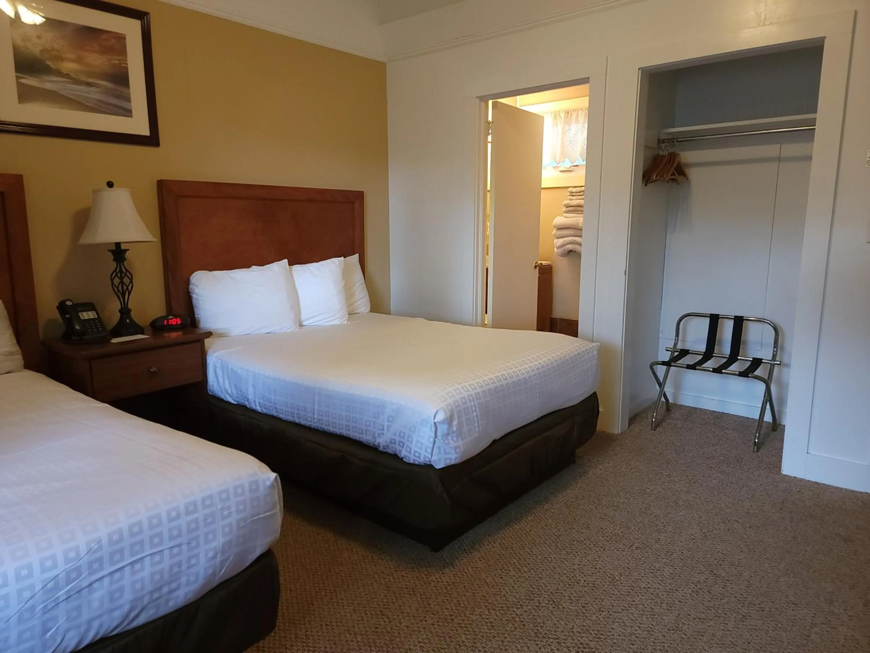 Bed in Hickory Grove Motor Inn - Cooperstown