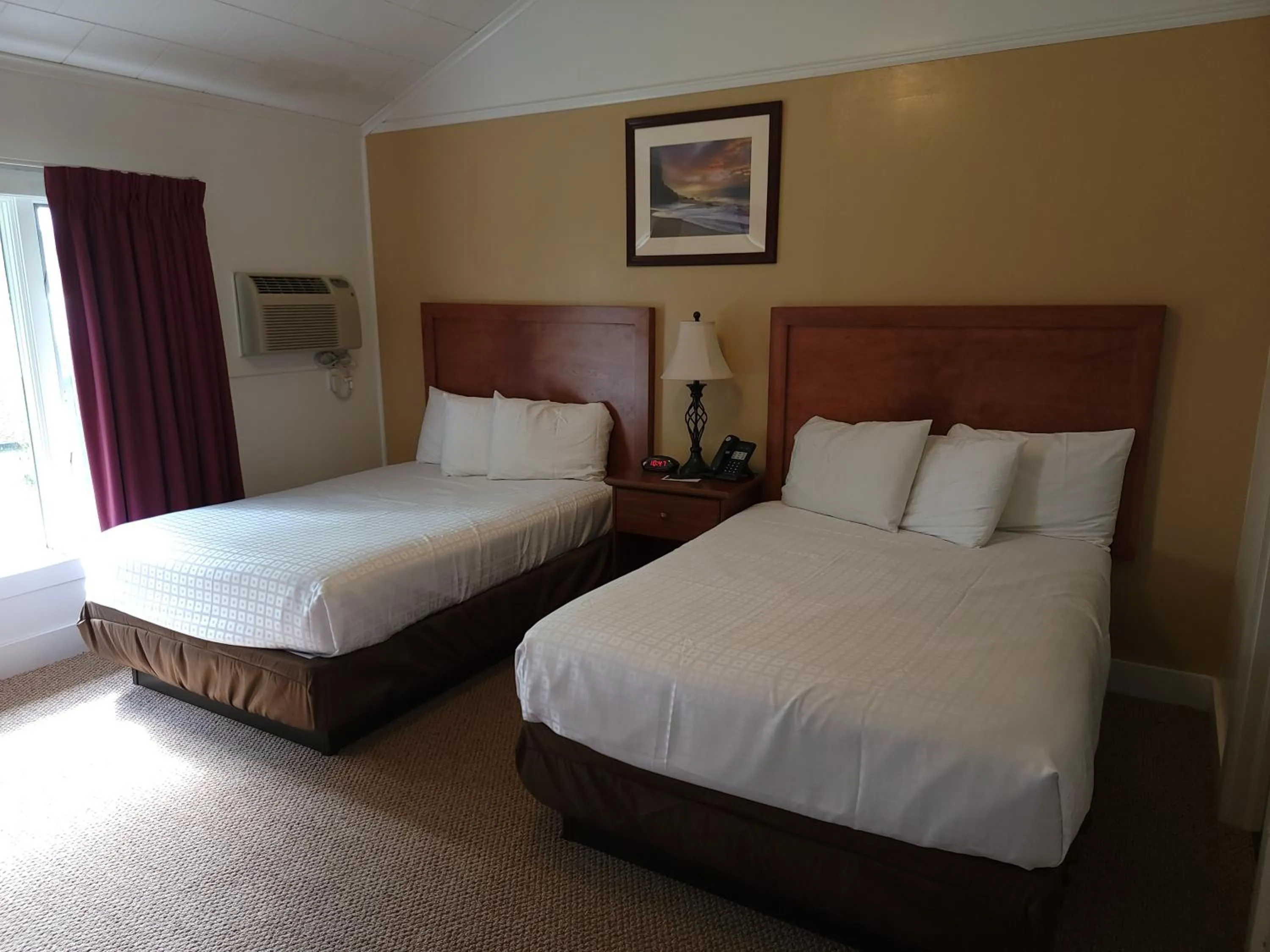 Bed in Hickory Grove Motor Inn - Cooperstown