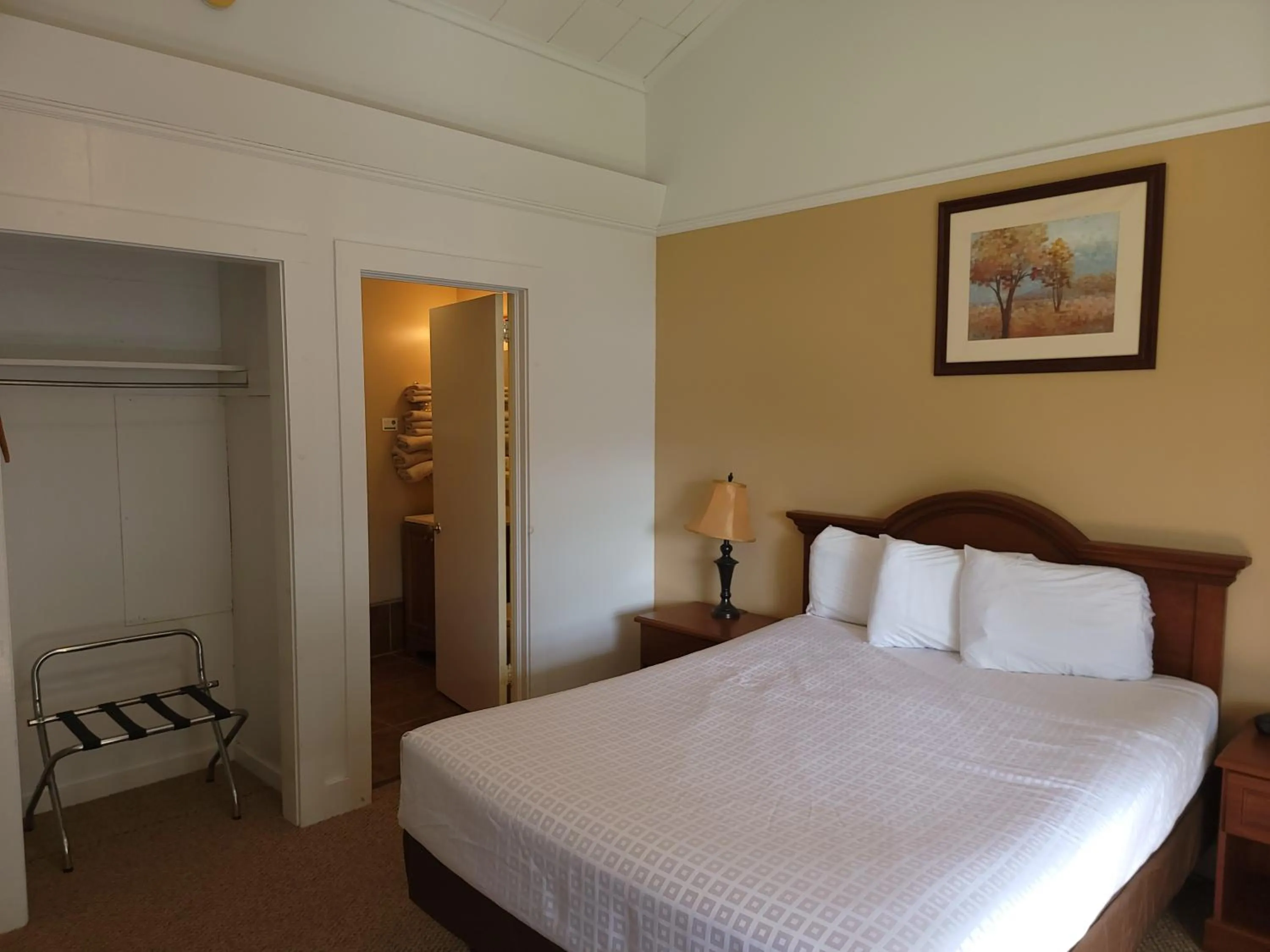 Bed in Hickory Grove Motor Inn - Cooperstown