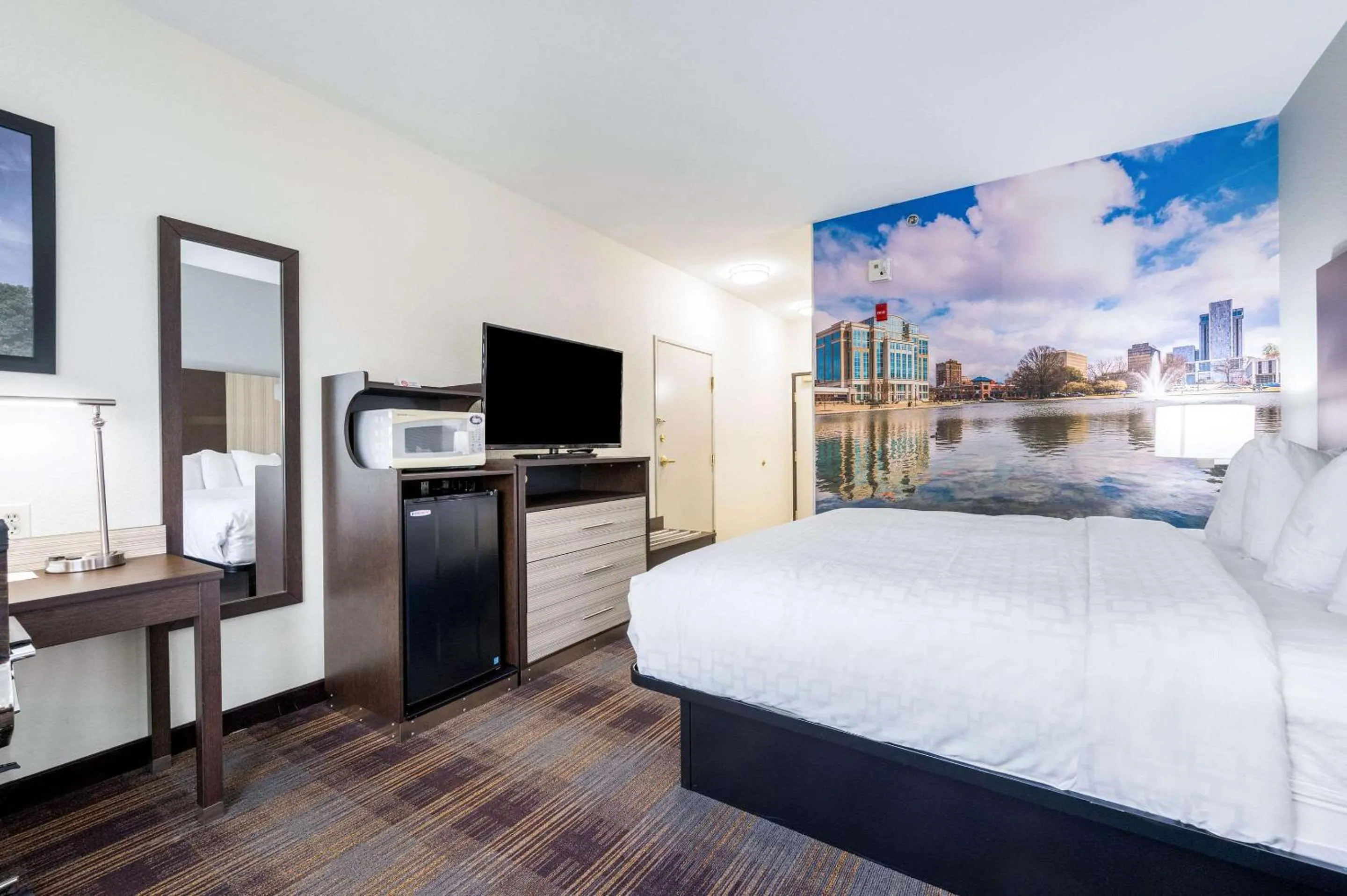 Photo of the whole room, Bed in Clarion Pointe Madison-Huntsville