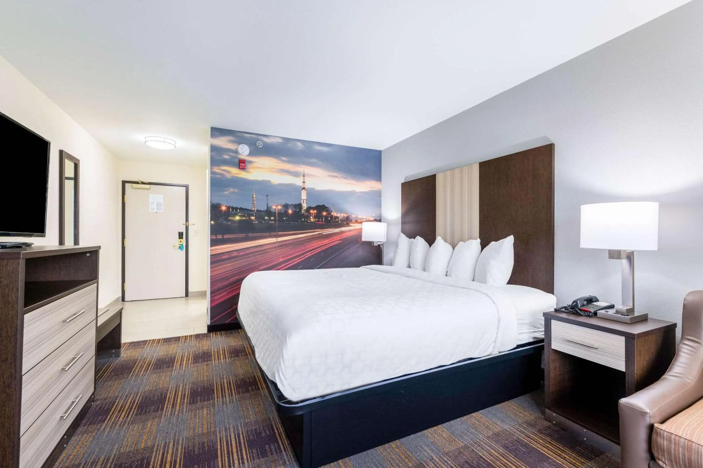 Photo of the whole room, Bed in Clarion Pointe Madison-Huntsville