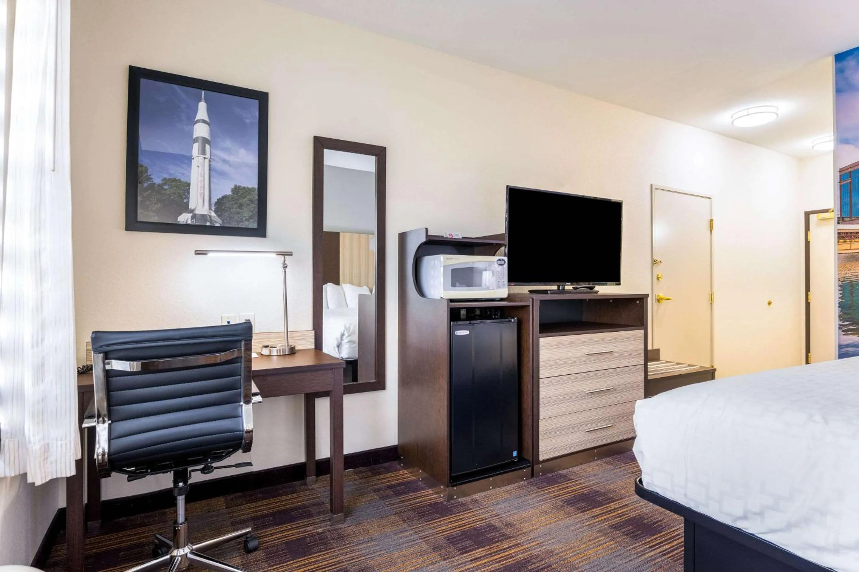 Photo of the whole room, Bed in Clarion Pointe Madison-Huntsville