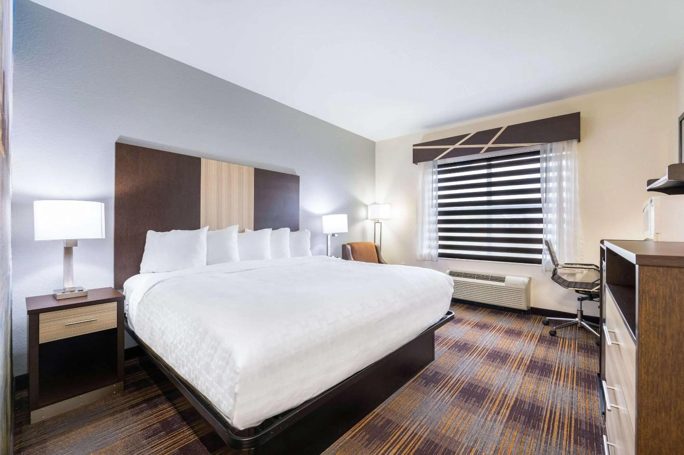 Photo of the whole room, Bed in Clarion Pointe Madison-Huntsville