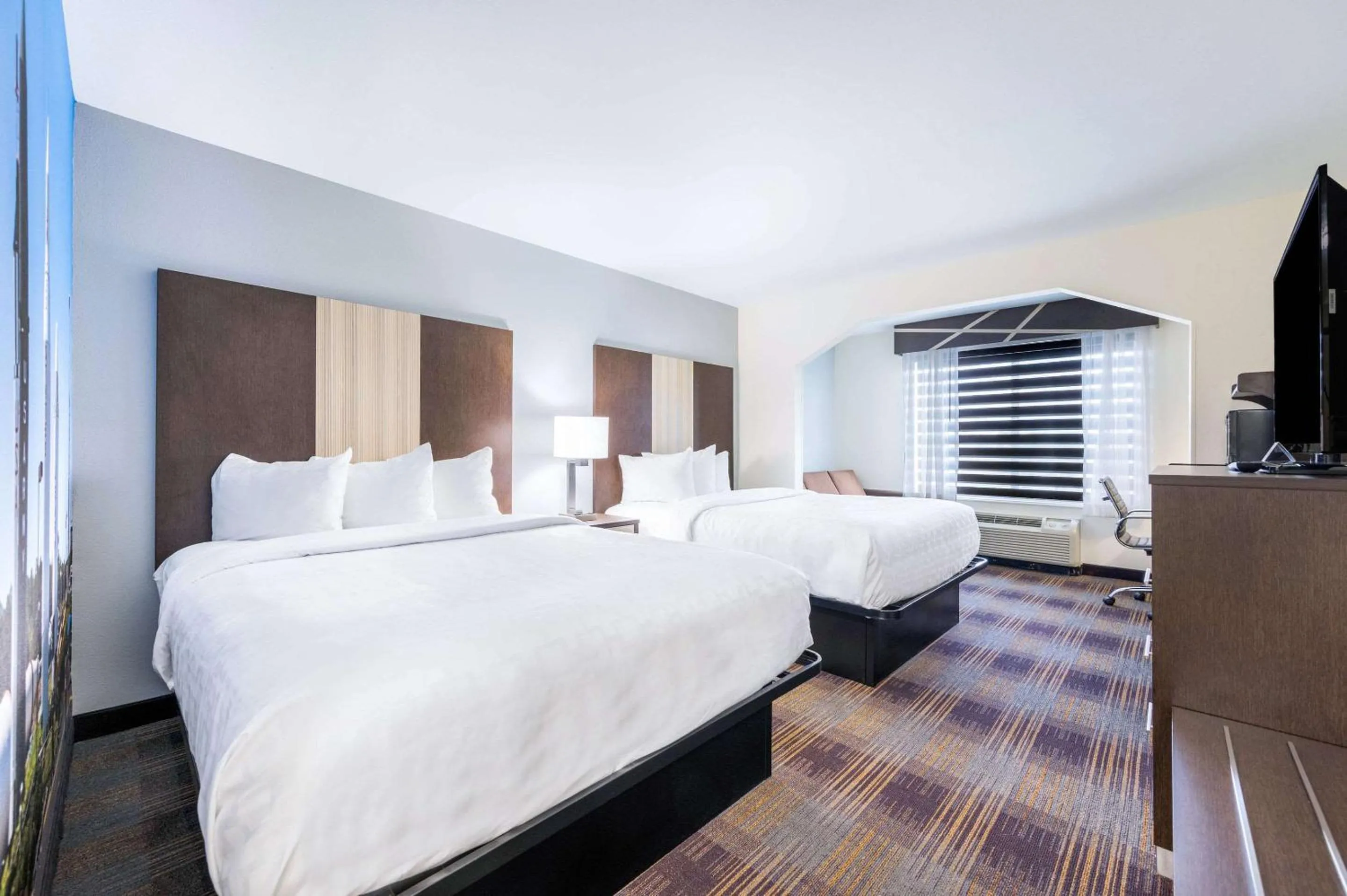 Photo of the whole room, Bed in Clarion Pointe Madison-Huntsville