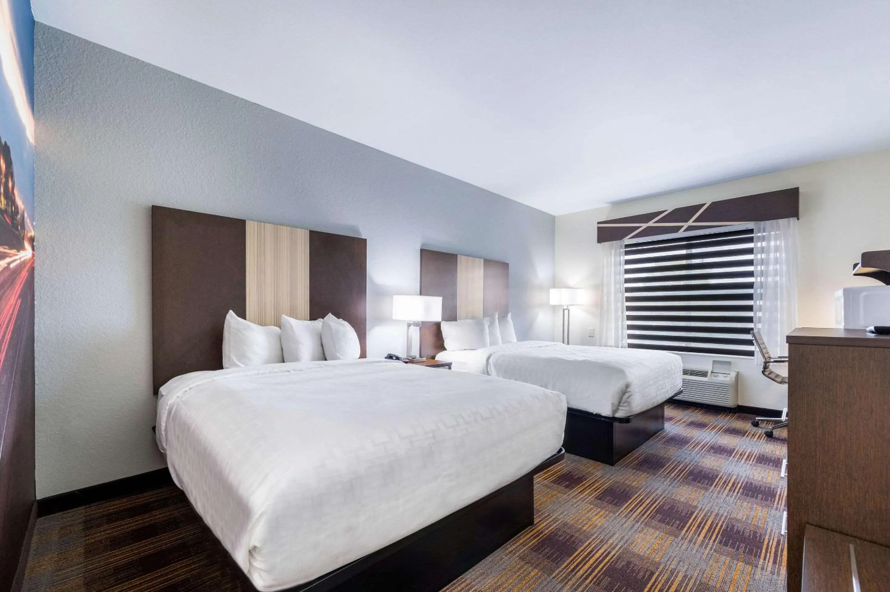 Photo of the whole room, Bed in Clarion Pointe Madison-Huntsville