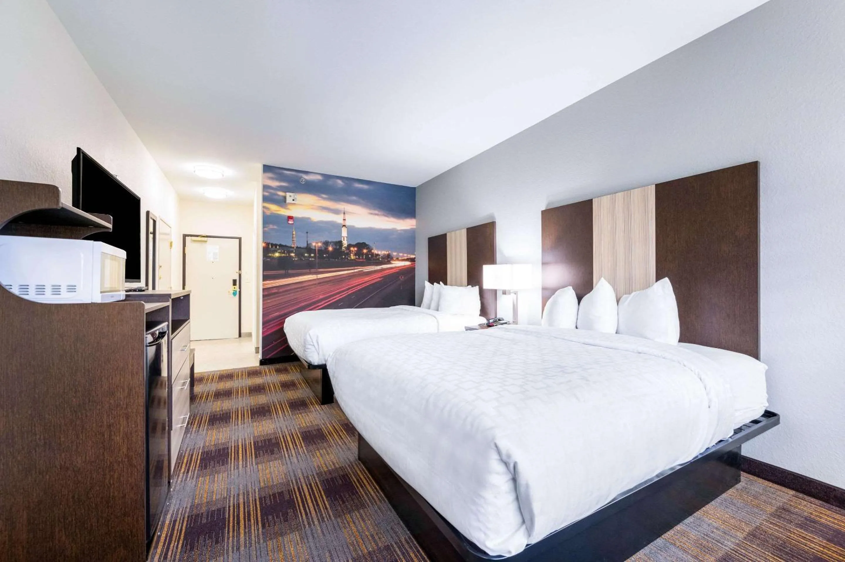 Photo of the whole room, Bed in Clarion Pointe Madison-Huntsville