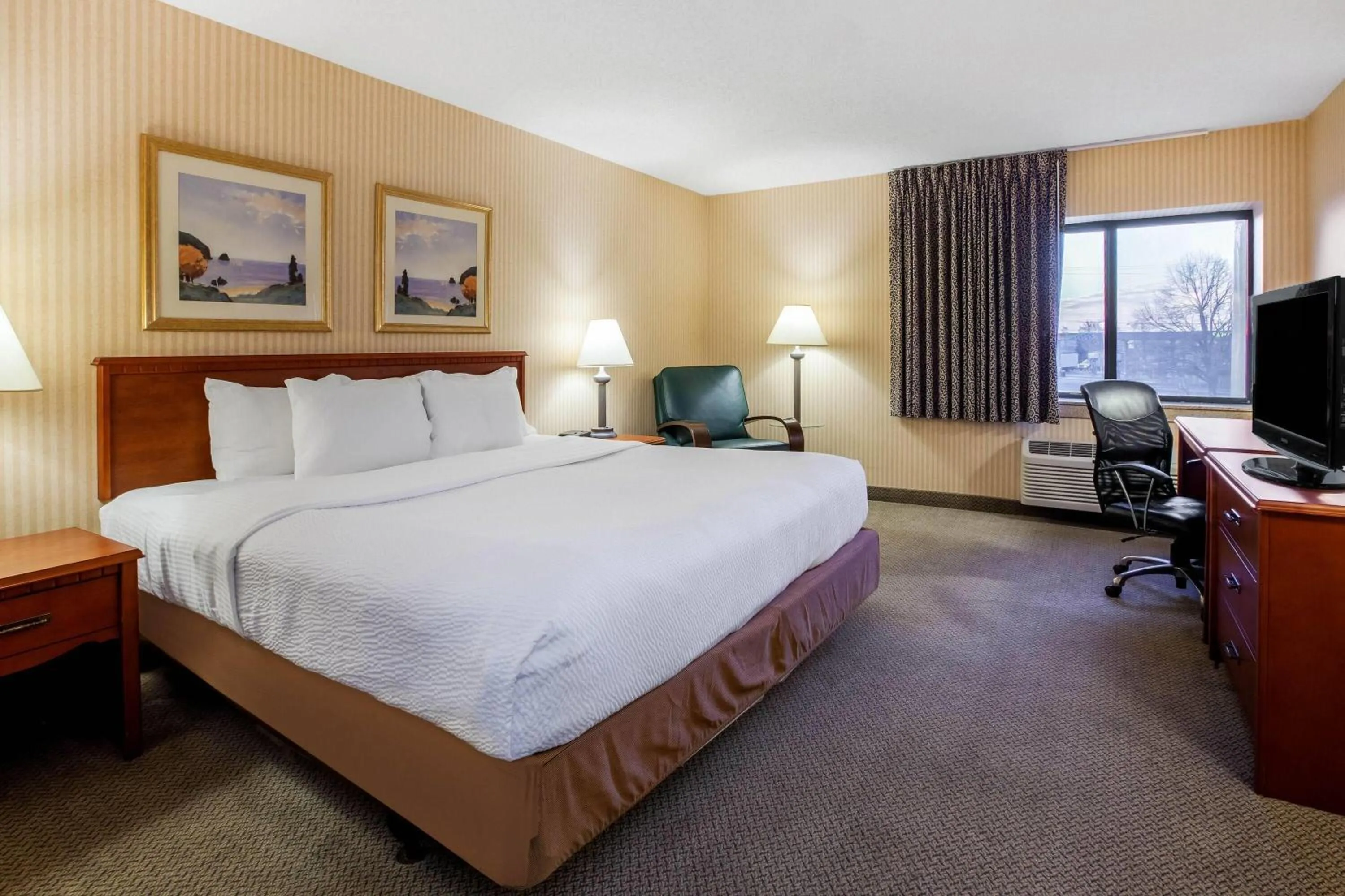 Photo of the whole room, Bed in La Quinta Inn by Wyndham Detroit Southgate