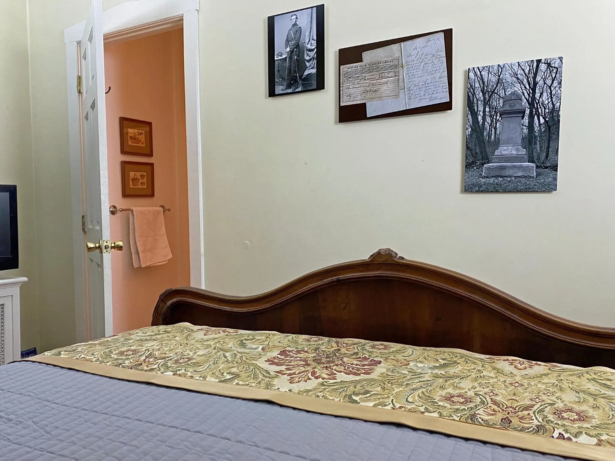 Bed in Lightner Farmhouse B&B