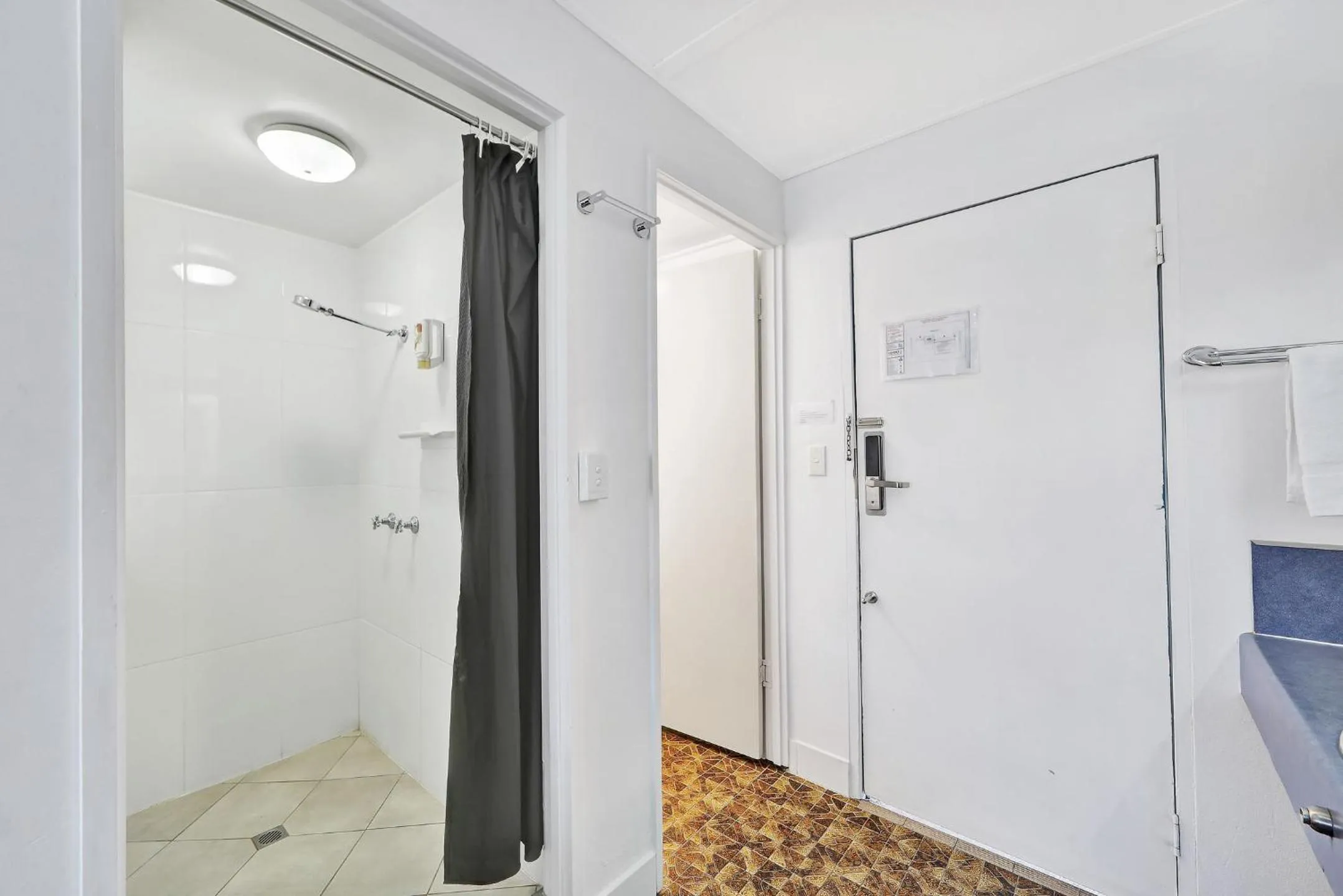 Shower in Oscar Motel