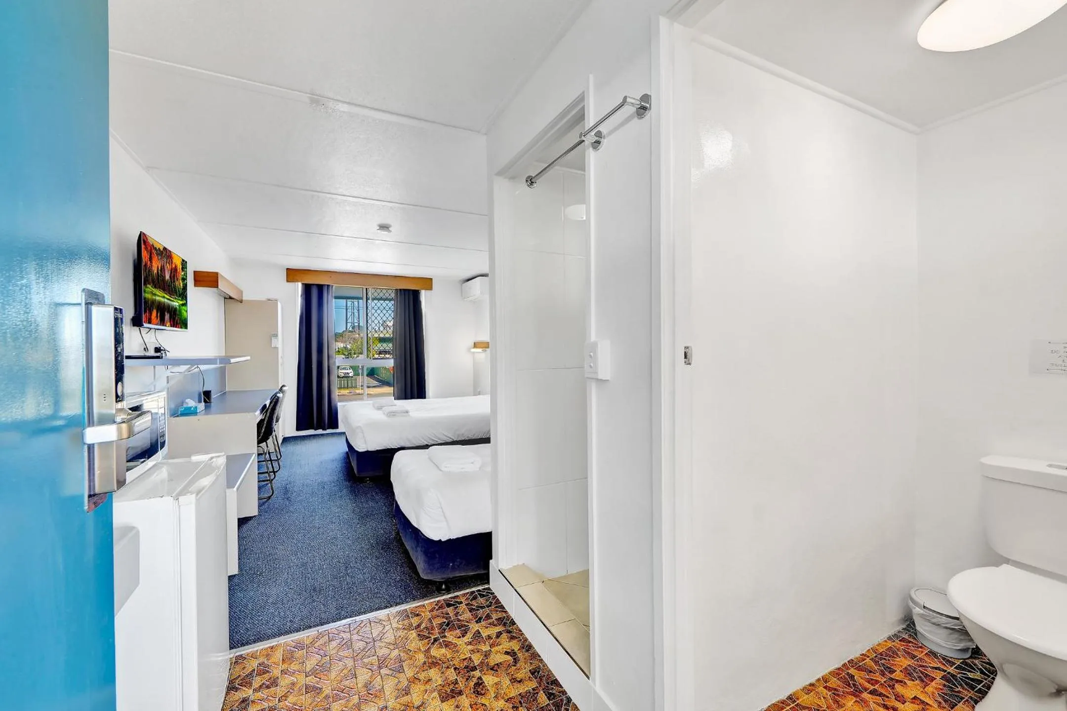 Toilet, Bed in Oscar Motel