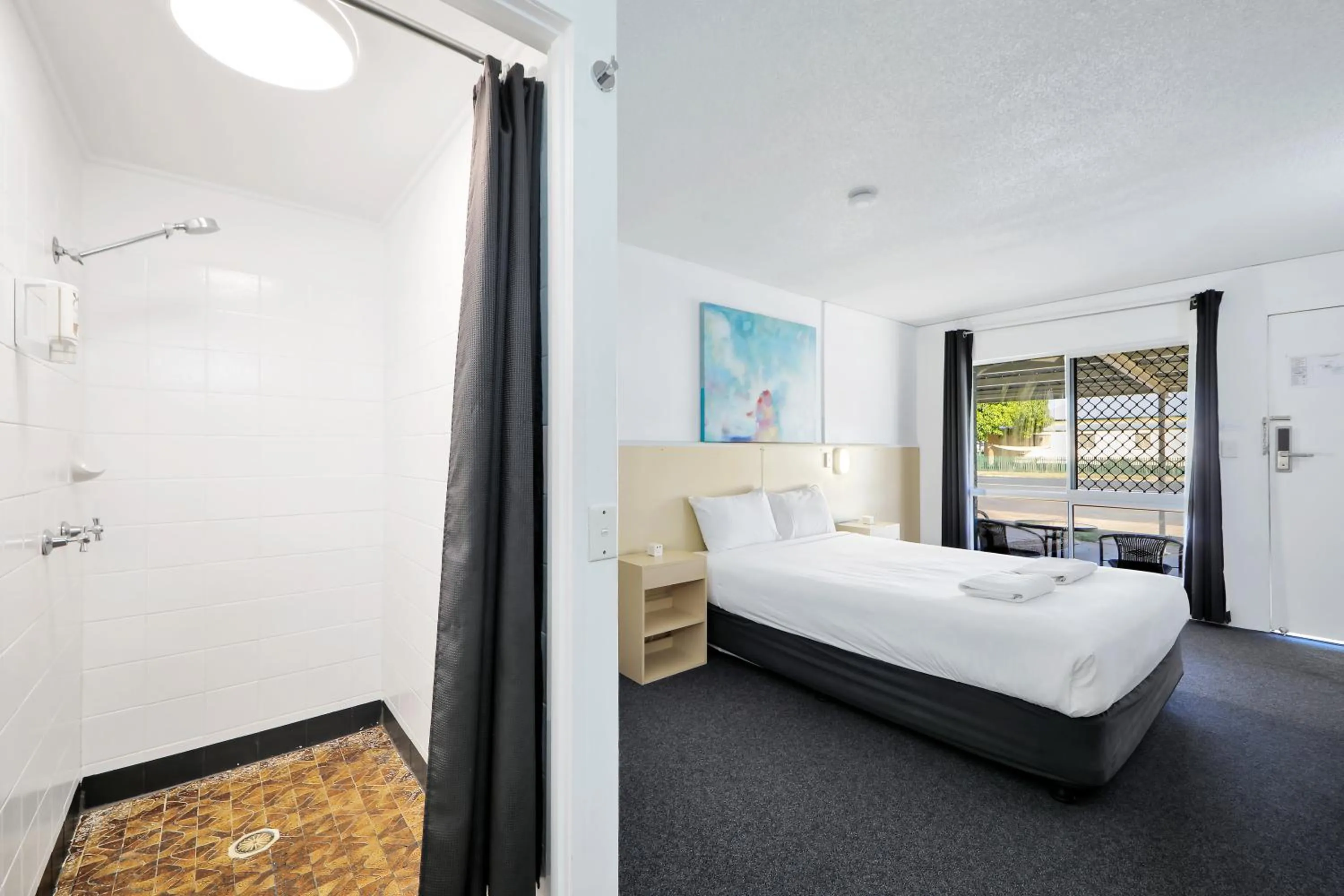 Shower, Bed in Oscar Motel