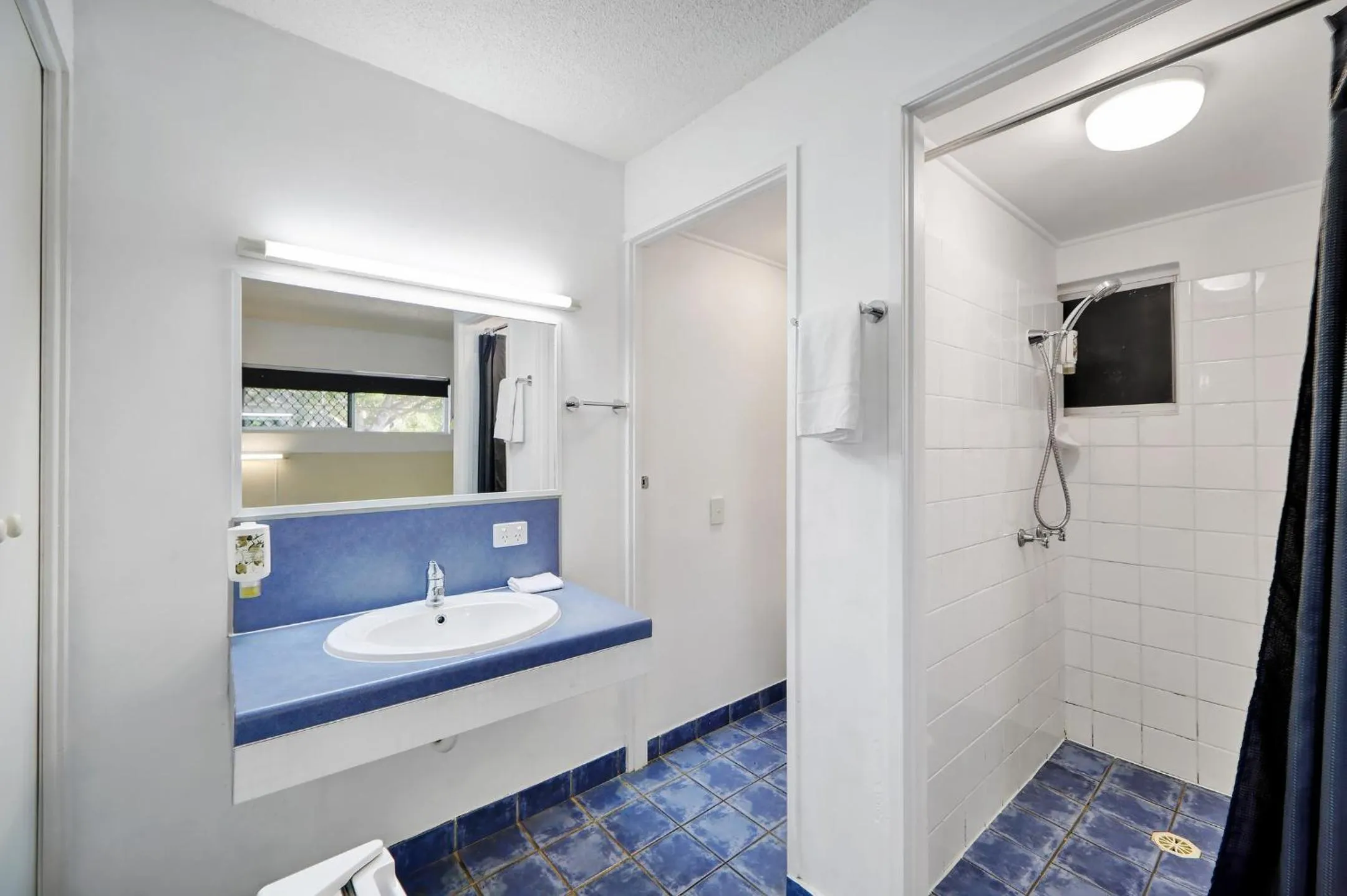 Shower, Bed in Oscar Motel