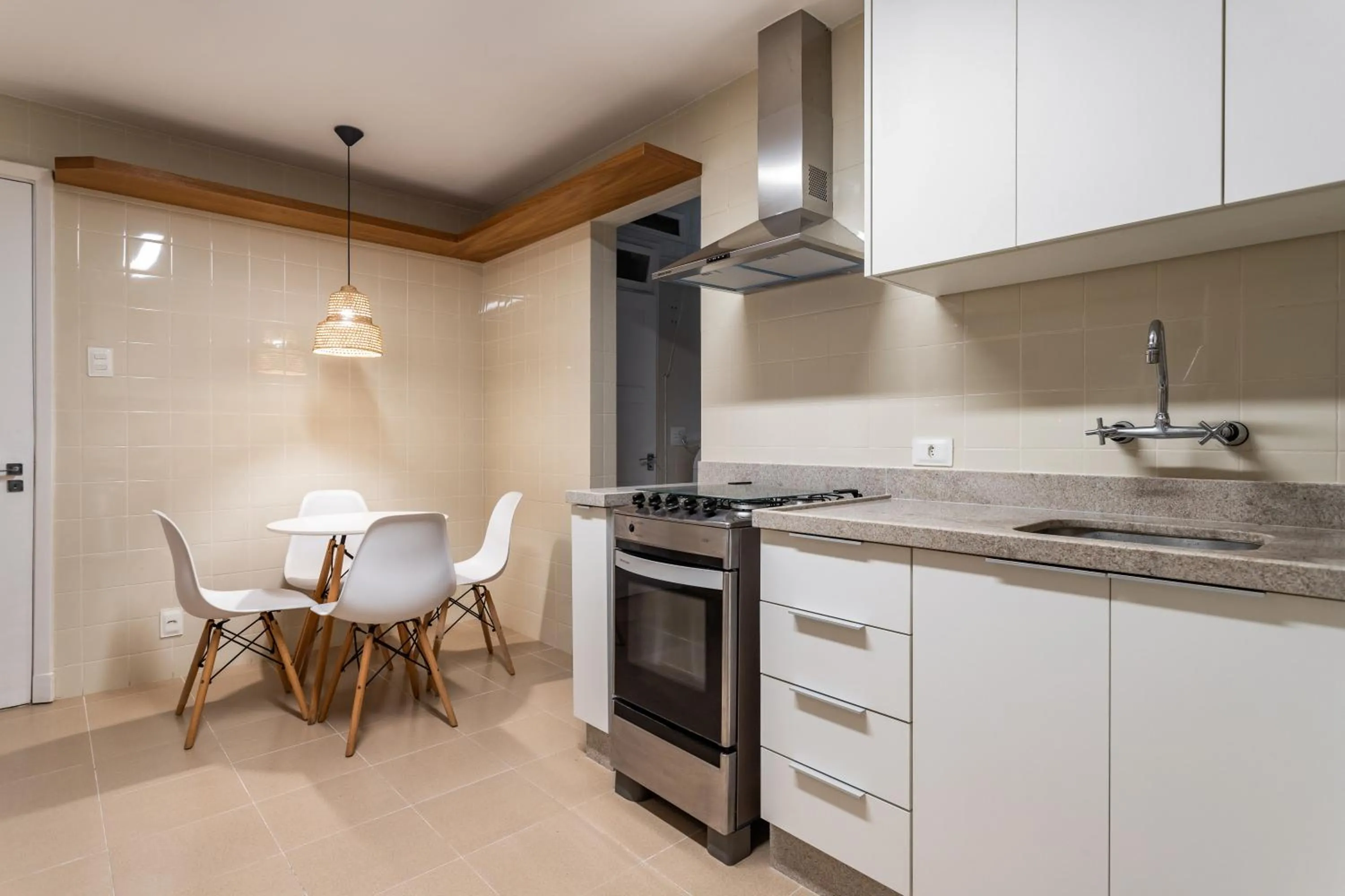 Kitchen or kitchenette in Unhotel - Charmoso Apartamento Temporada com 3 quartos em Copacabana