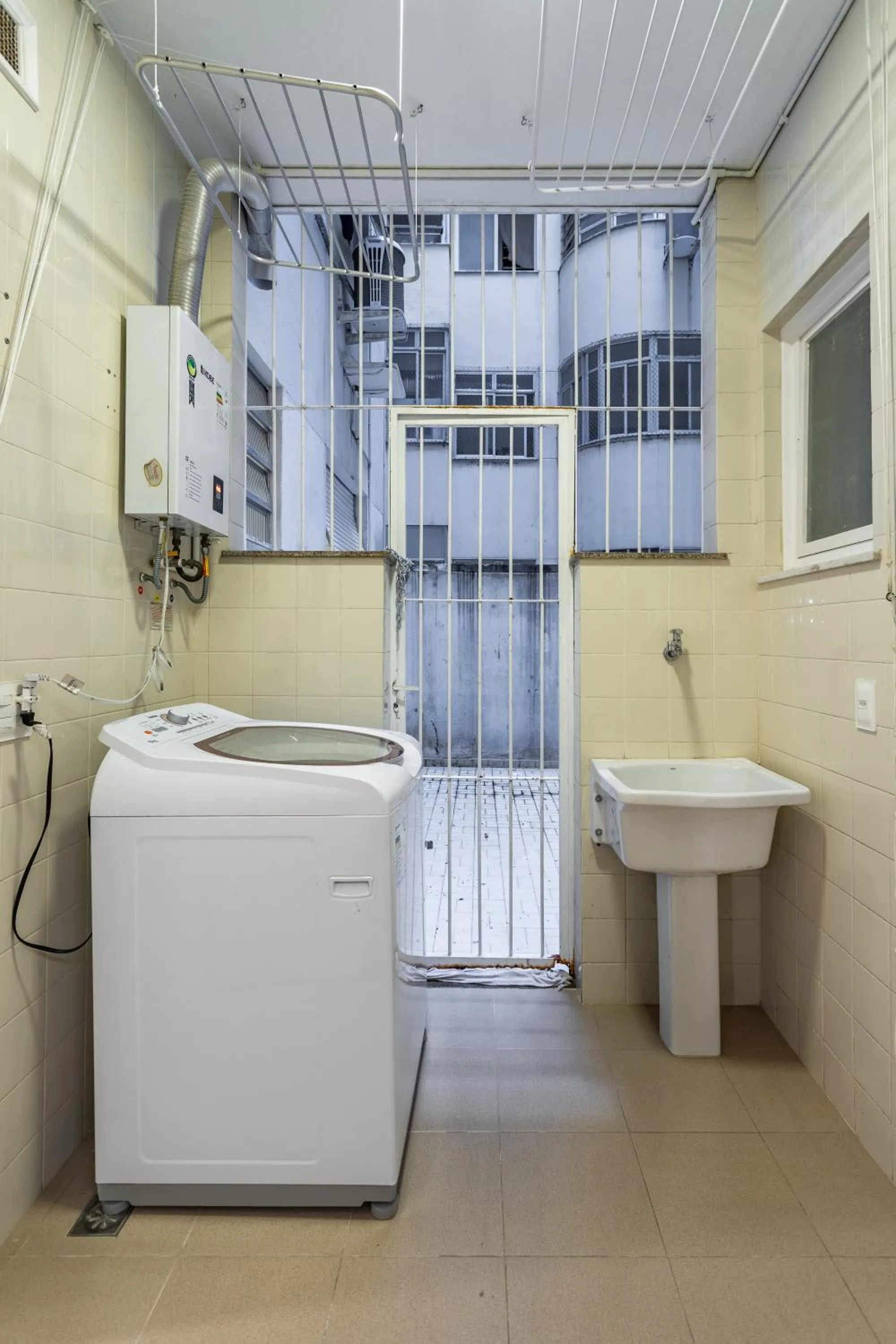 washing machine in Unhotel - Charmoso Apartamento Temporada com 3 quartos em Copacabana
