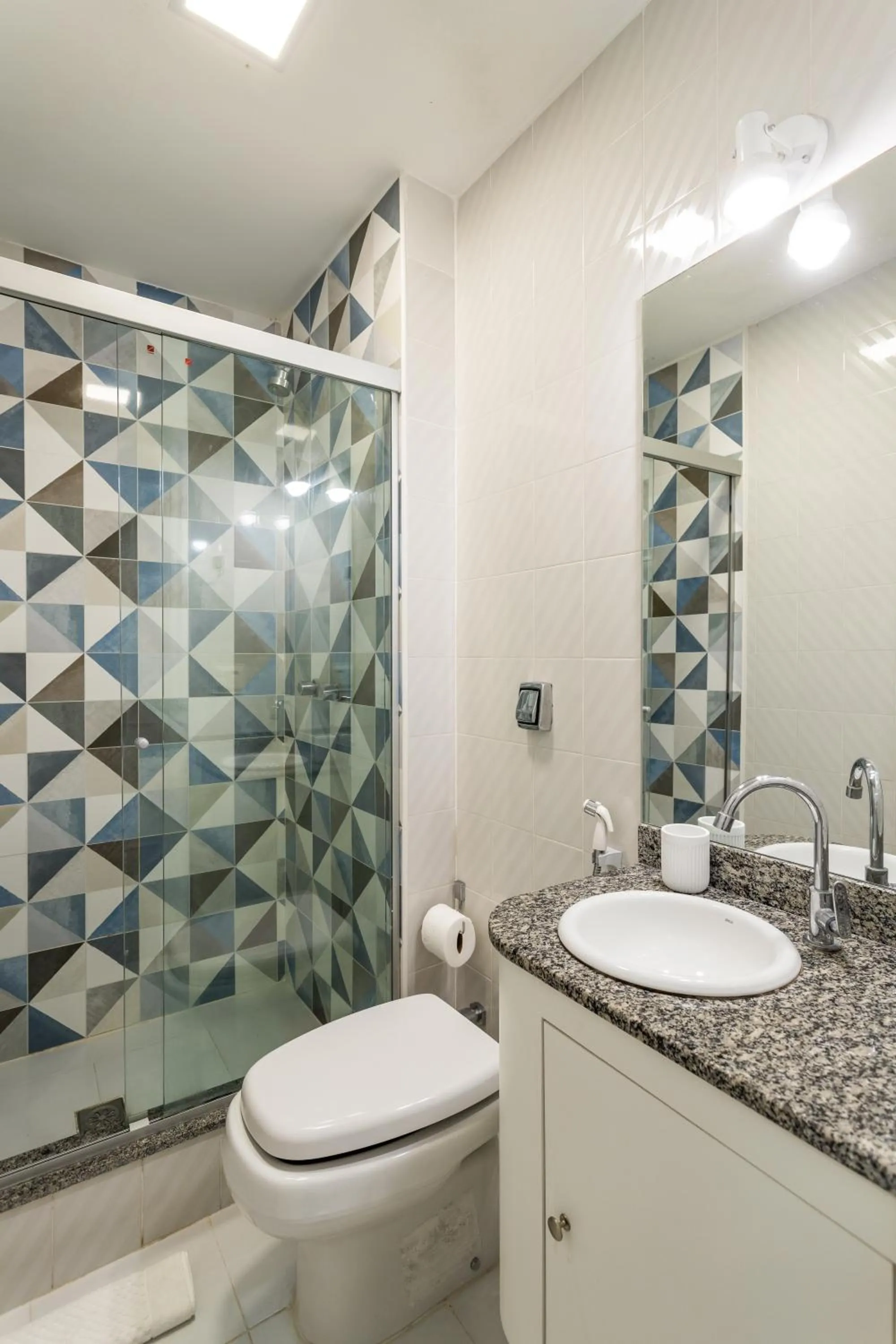 Shower in Unhotel - Charmoso Apartamento Temporada com 3 quartos em Copacabana