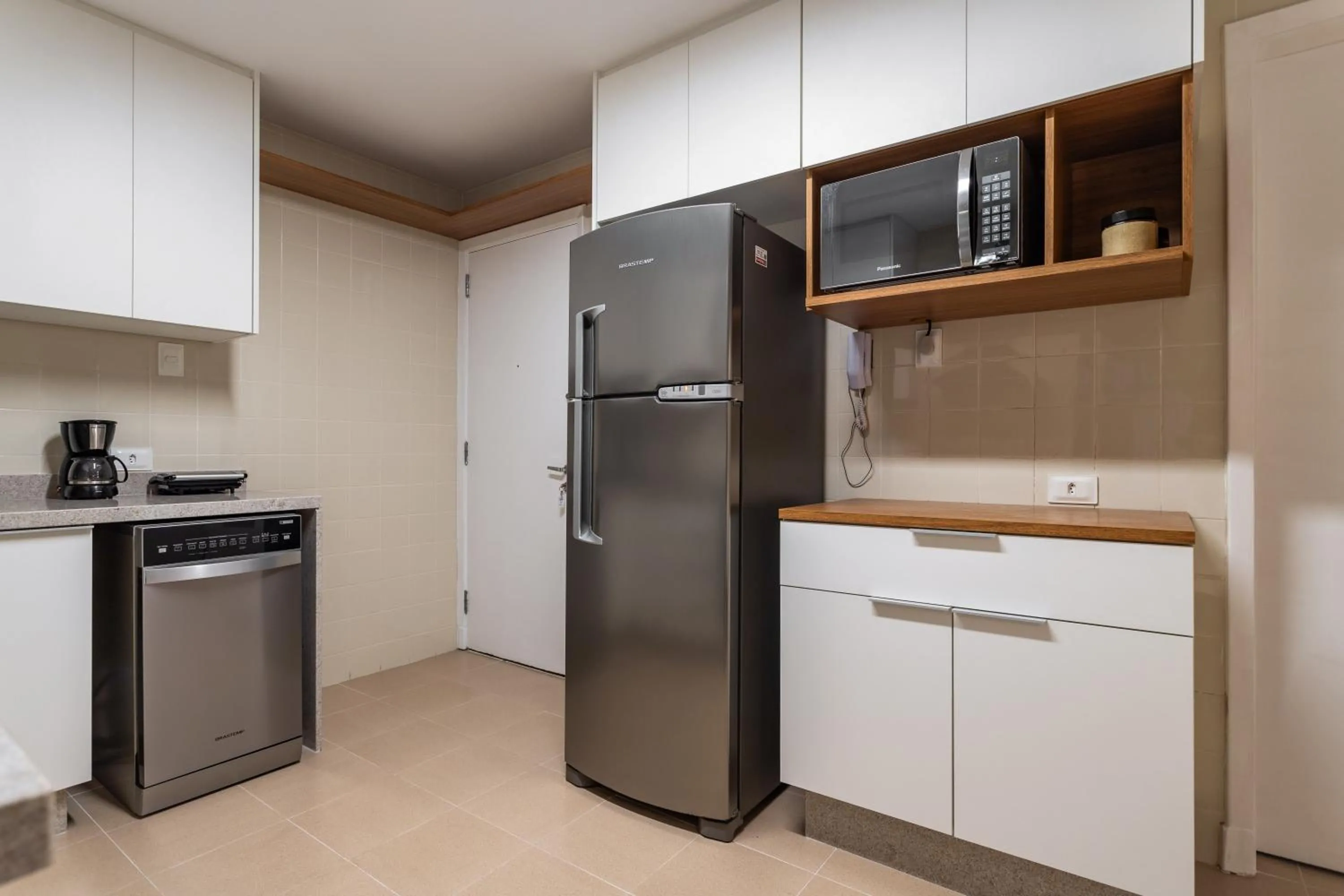 Kitchen or kitchenette in Unhotel - Charmoso Apartamento Temporada com 3 quartos em Copacabana