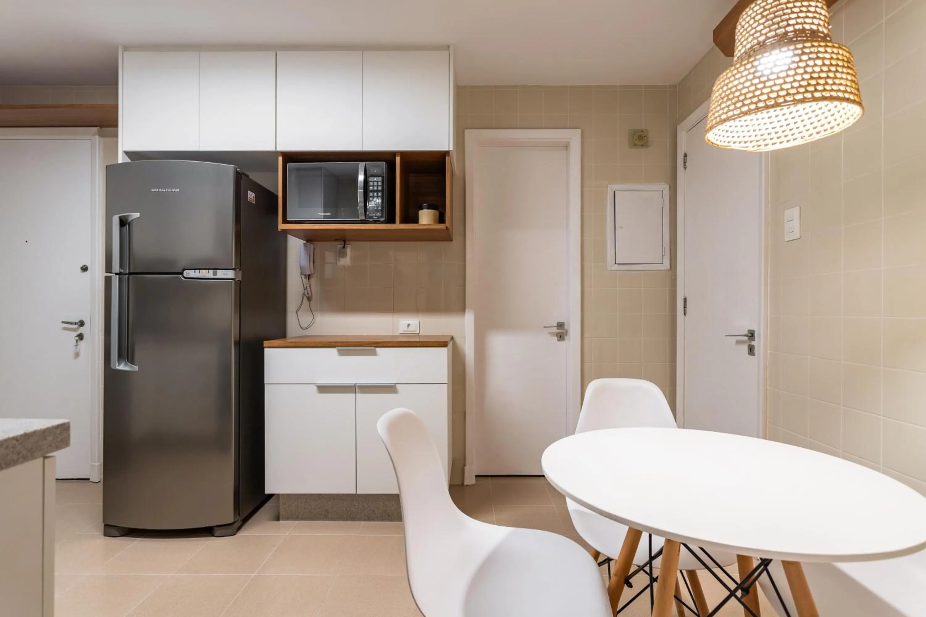Kitchen or kitchenette in Unhotel - Charmoso Apartamento Temporada com 3 quartos em Copacabana