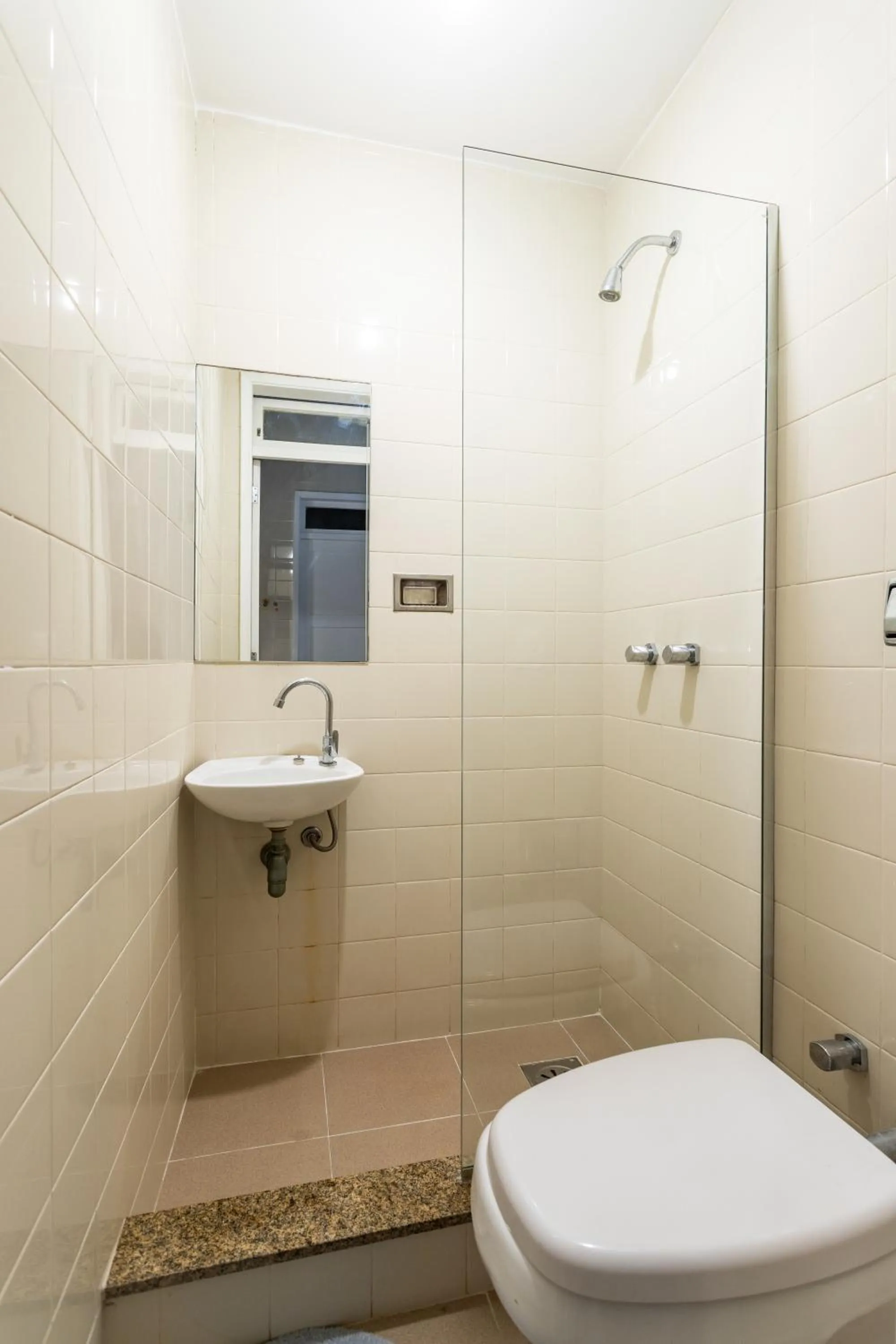 Shower in Unhotel - Charmoso Apartamento Temporada com 3 quartos em Copacabana