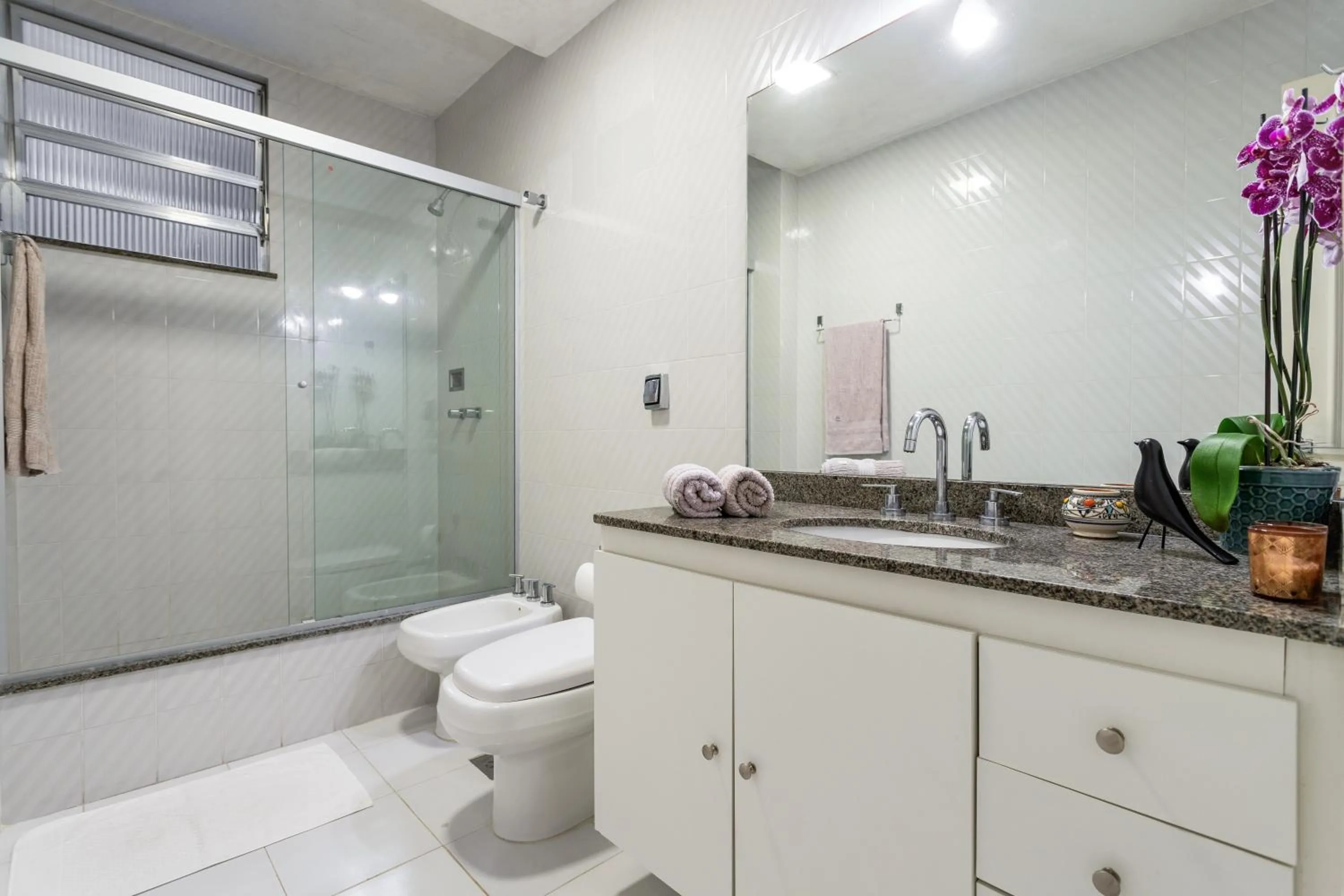 Shower in Unhotel - Charmoso Apartamento Temporada com 3 quartos em Copacabana