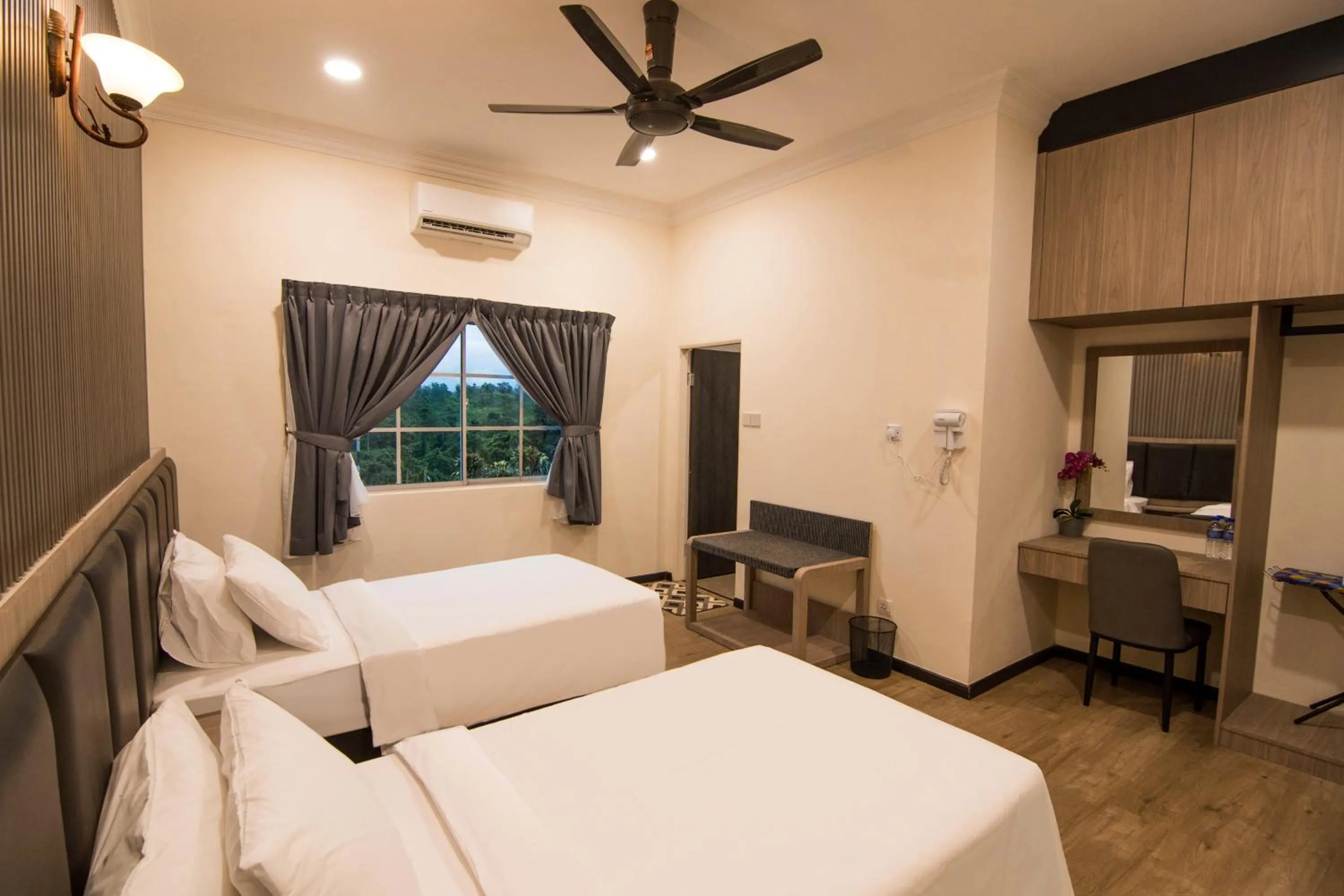 Photo of the whole room, Bed in Sabah Tea Resort