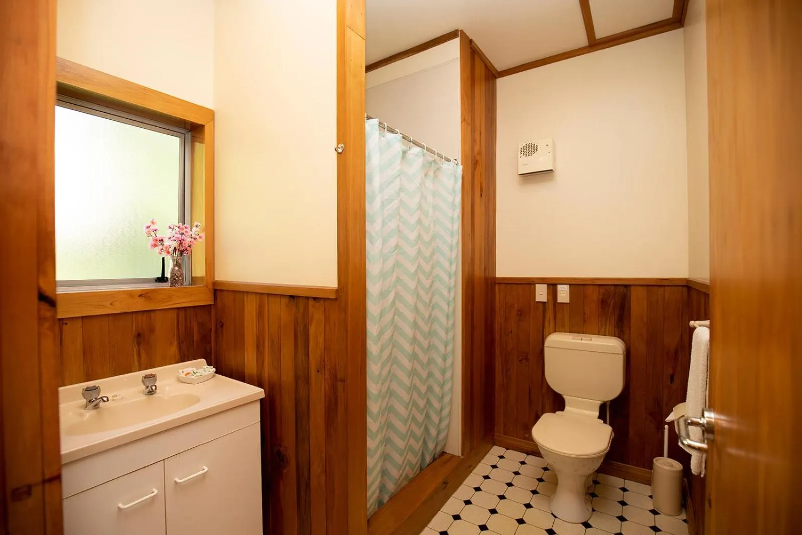 Shower in Punakaiki Beachfront Motels