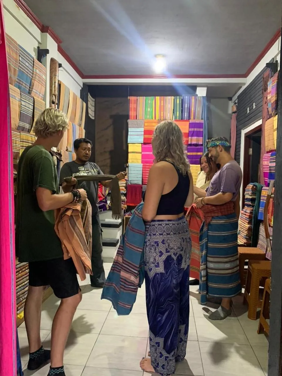 People in Pondok Tetebatu Cottages and Cafe