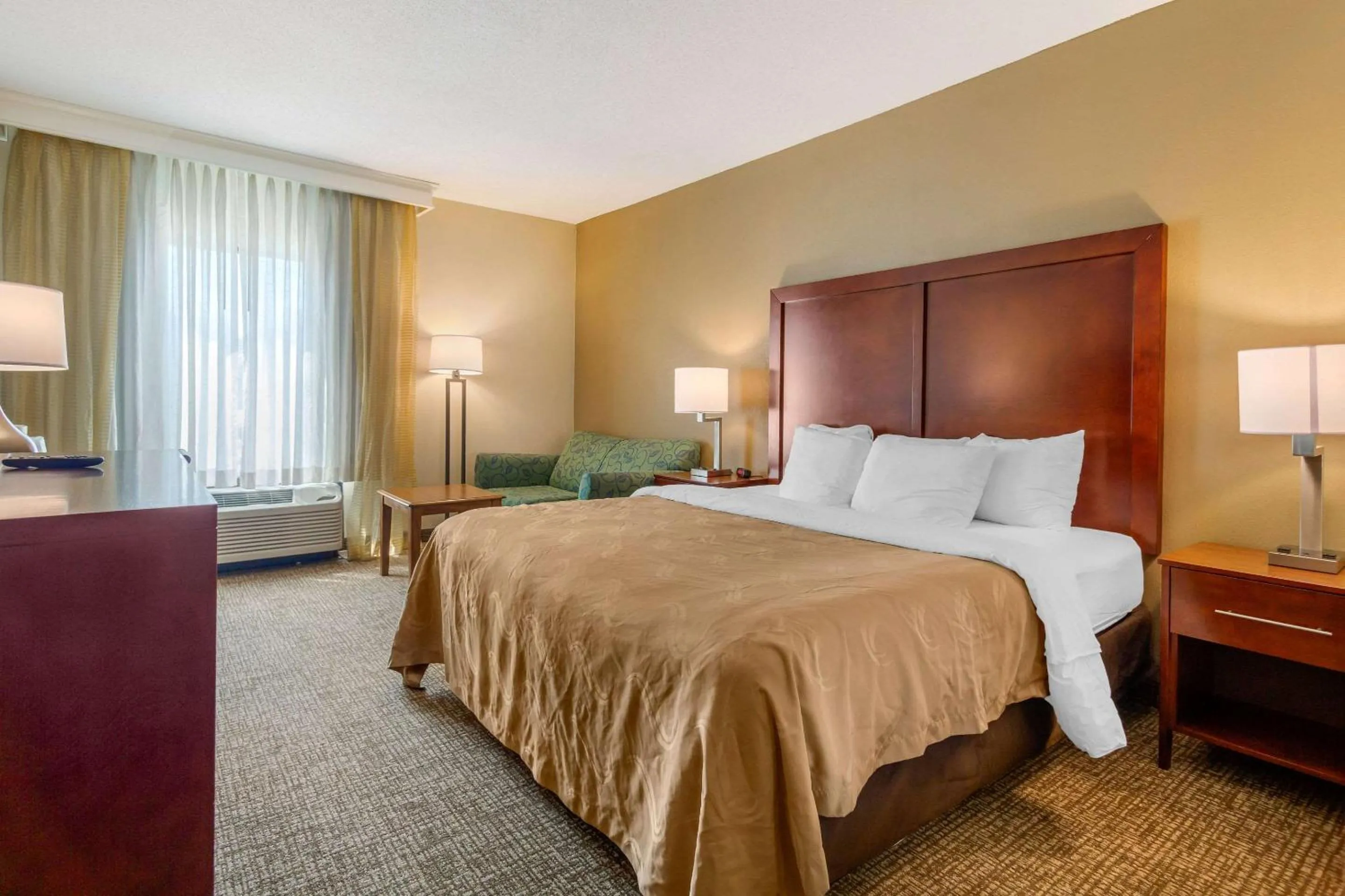 Photo of the whole room, Bed in Quality Inn & Suites Olde Town