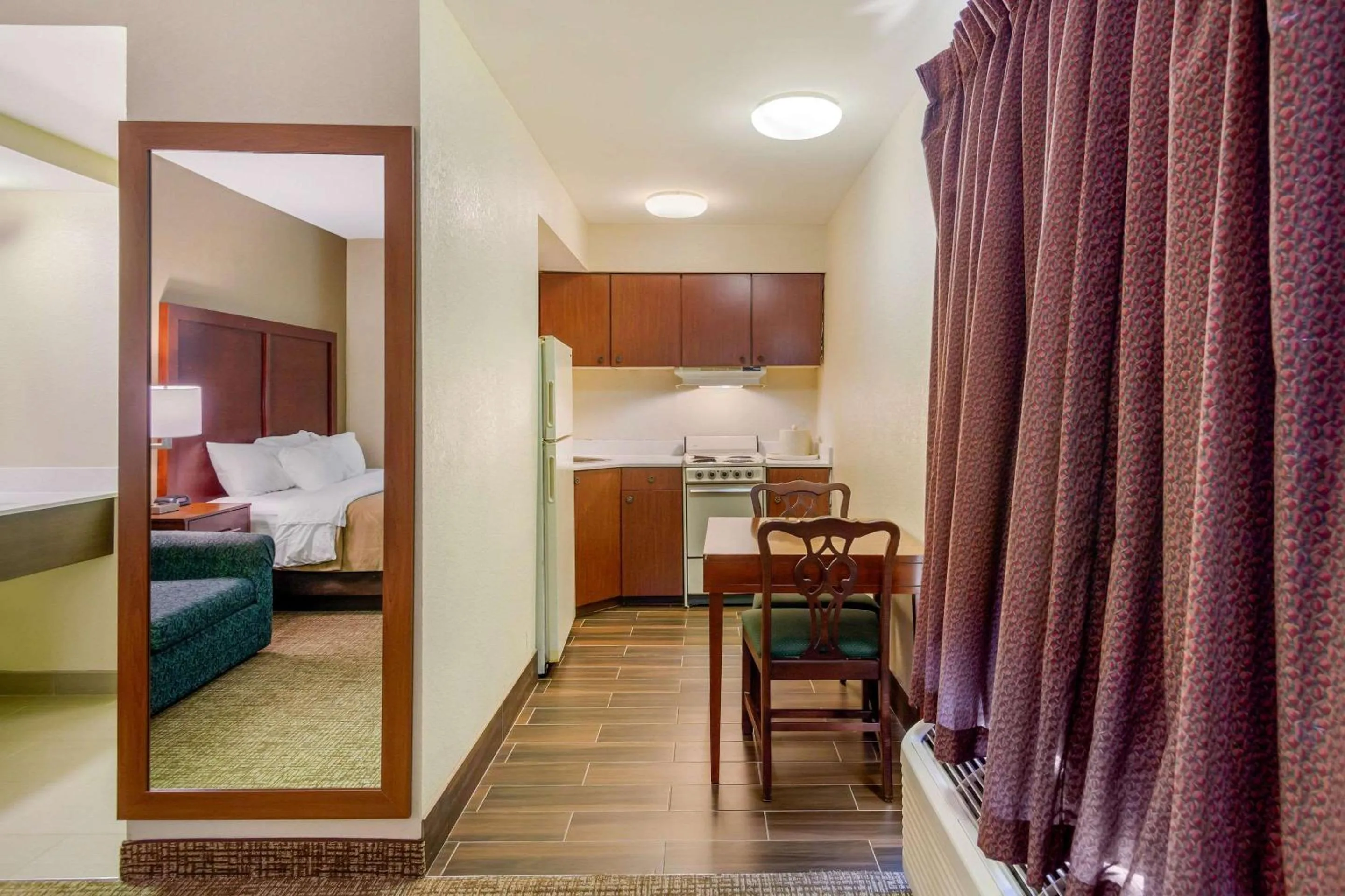 Photo of the whole room, Bed in Quality Inn & Suites Olde Town