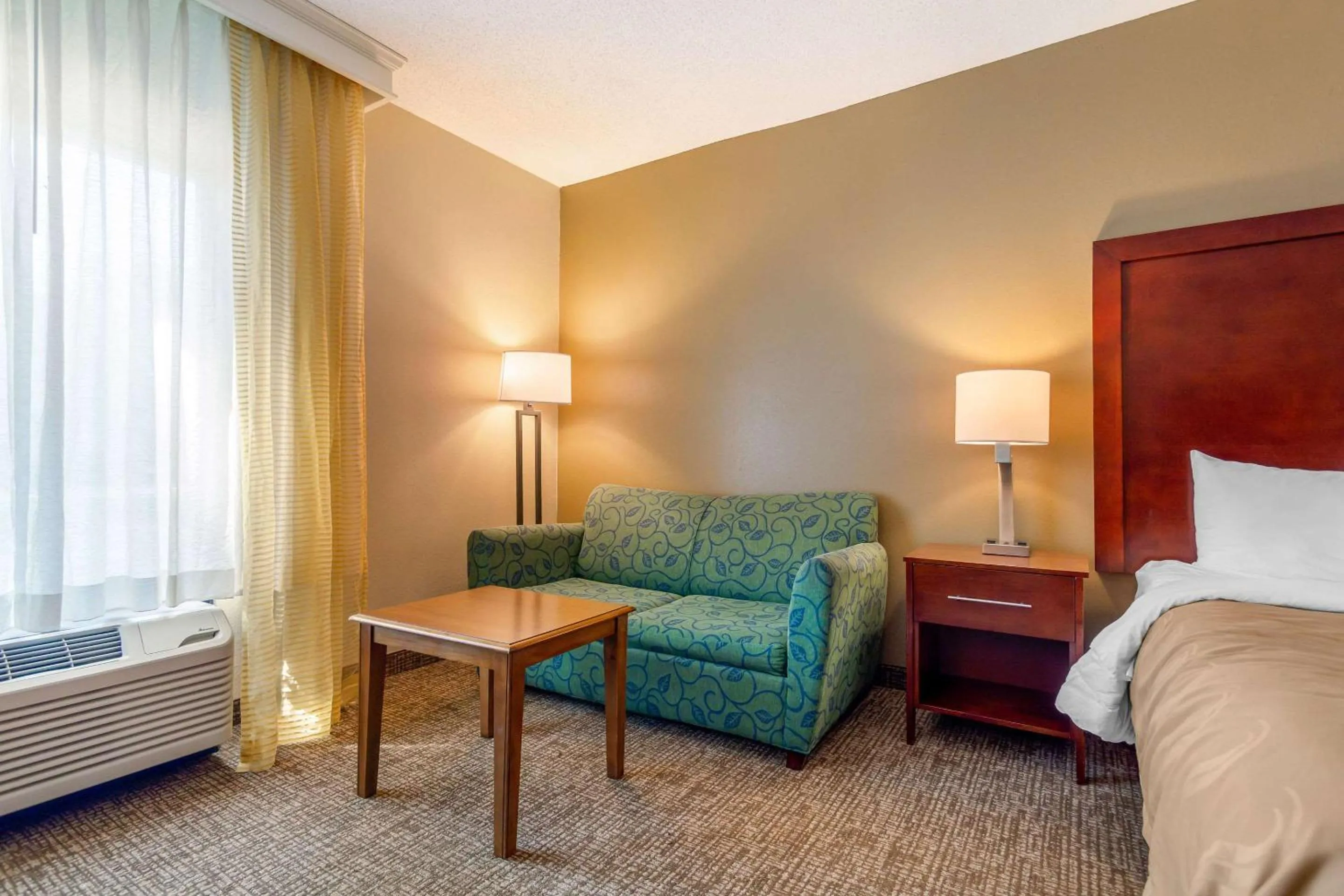 Photo of the whole room, Bed in Quality Inn & Suites Olde Town