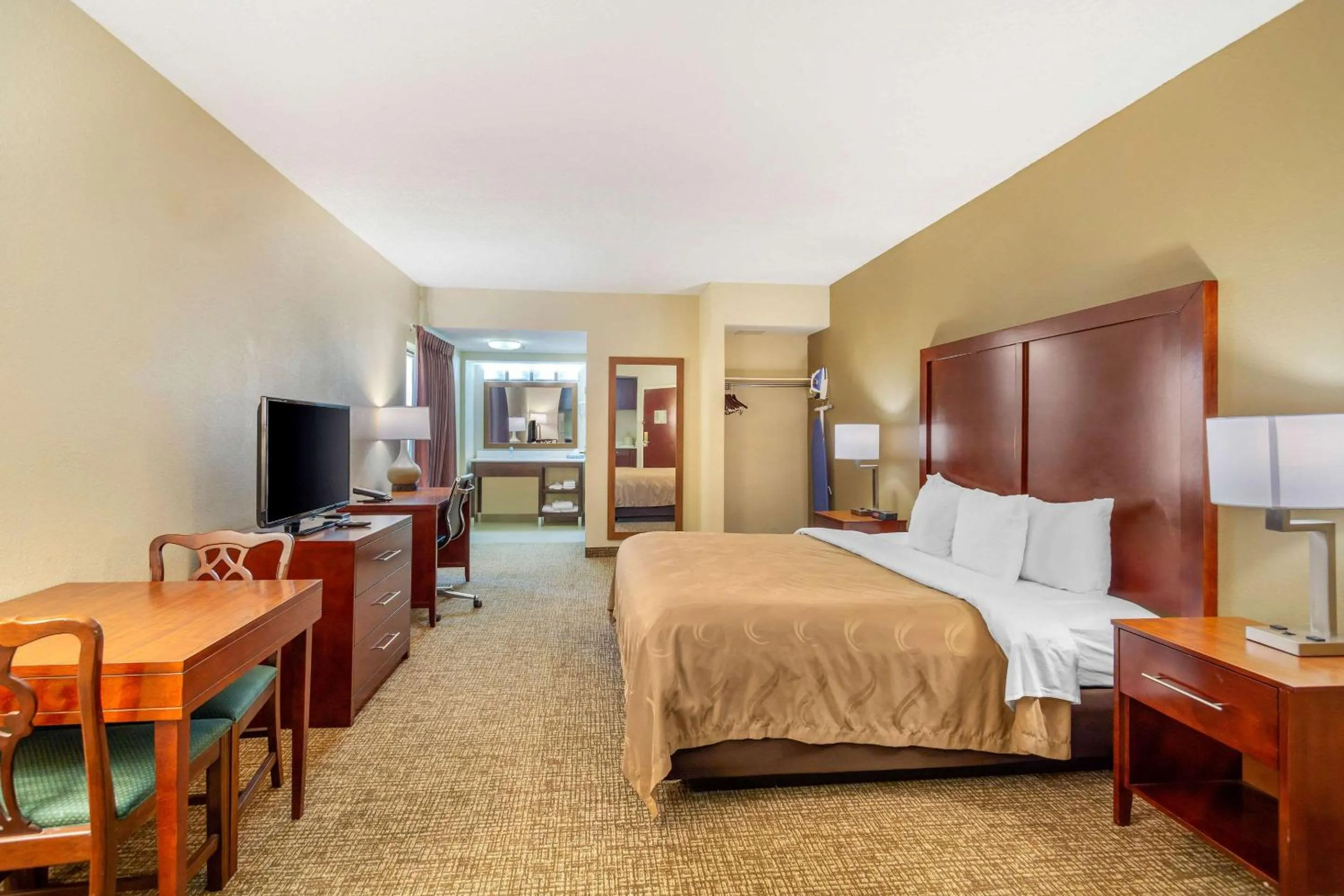 Photo of the whole room, Bed in Quality Inn & Suites Olde Town