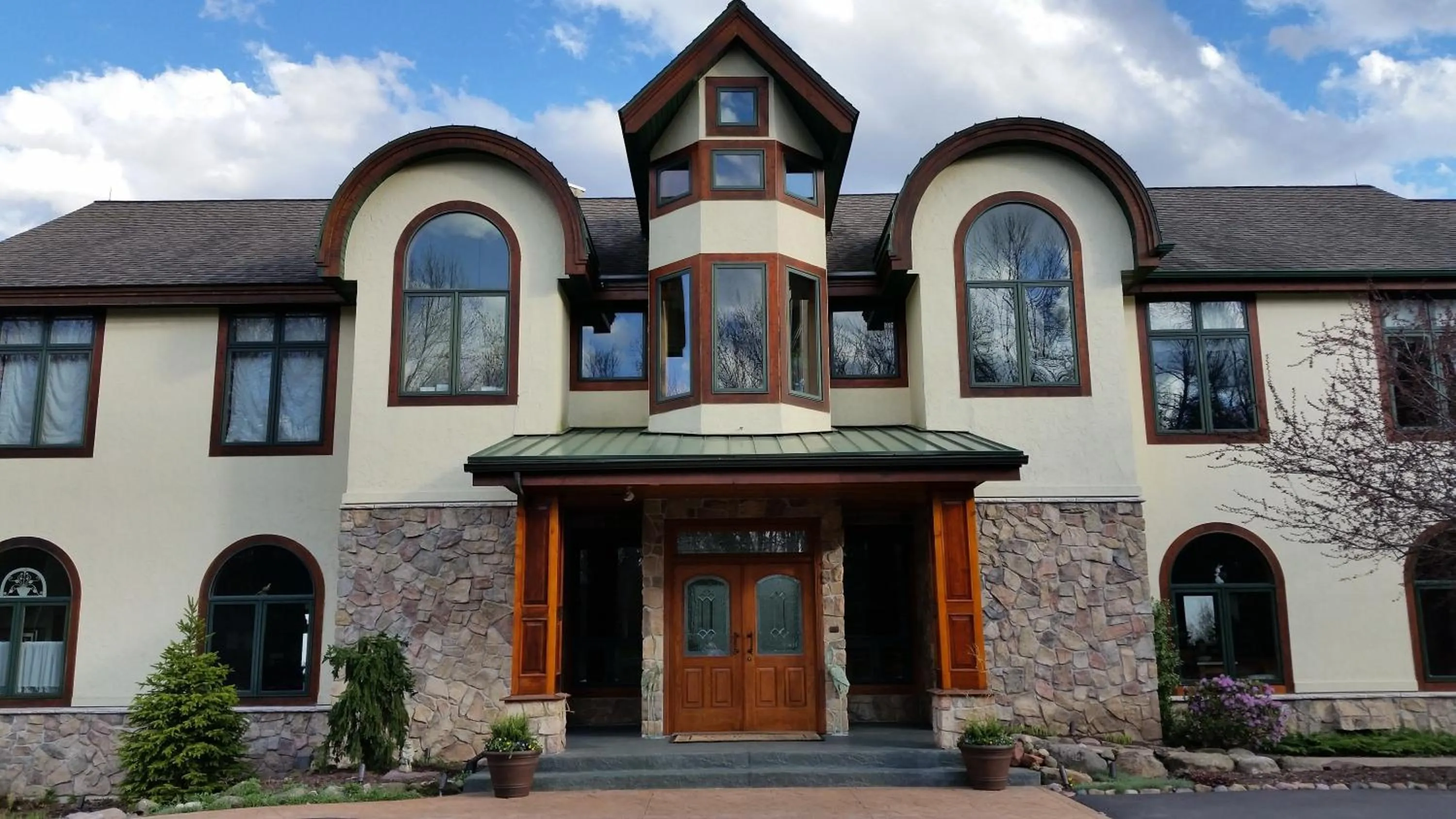 Facade/entrance in INN AT WAWANISSEE POINT