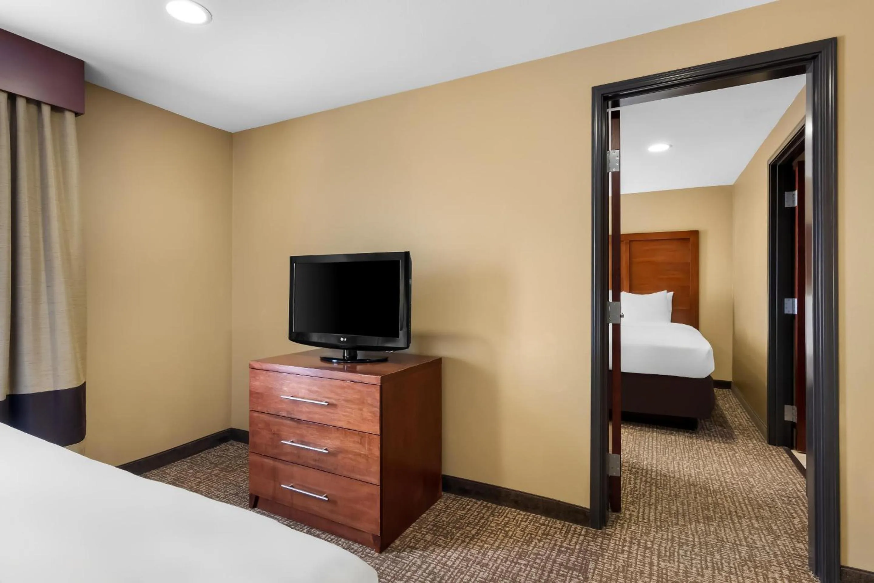 Bedroom, Bed in Comfort Suites Yukon - SW Oklahoma City