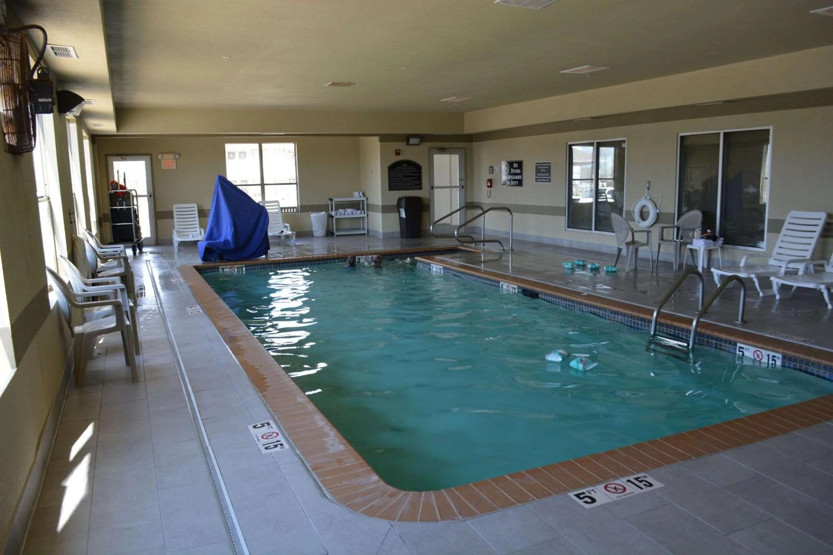 Swimming pool in Comfort Suites Yukon - SW Oklahoma City