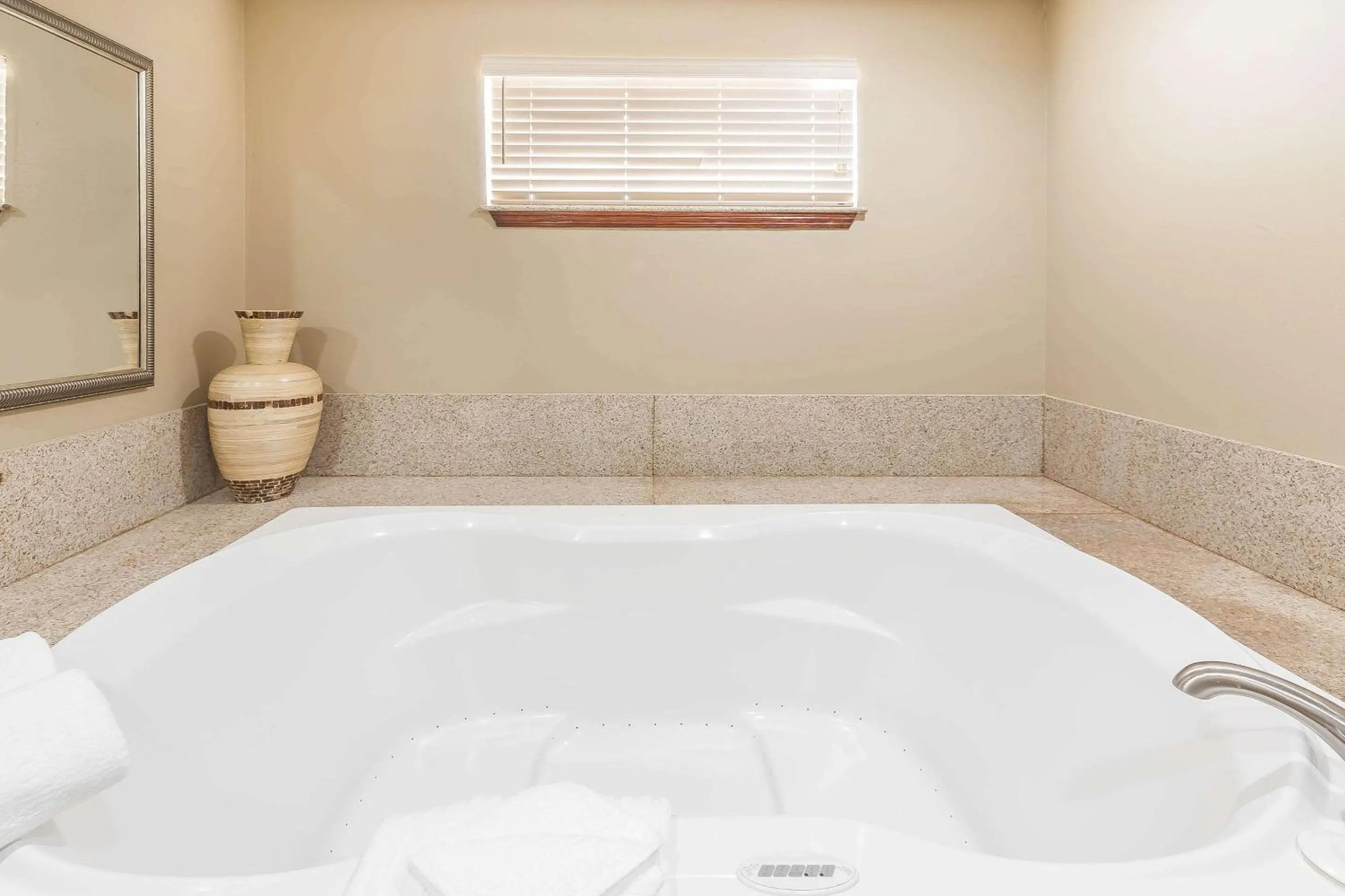 Bedroom in Comfort Suites Yukon - SW Oklahoma City