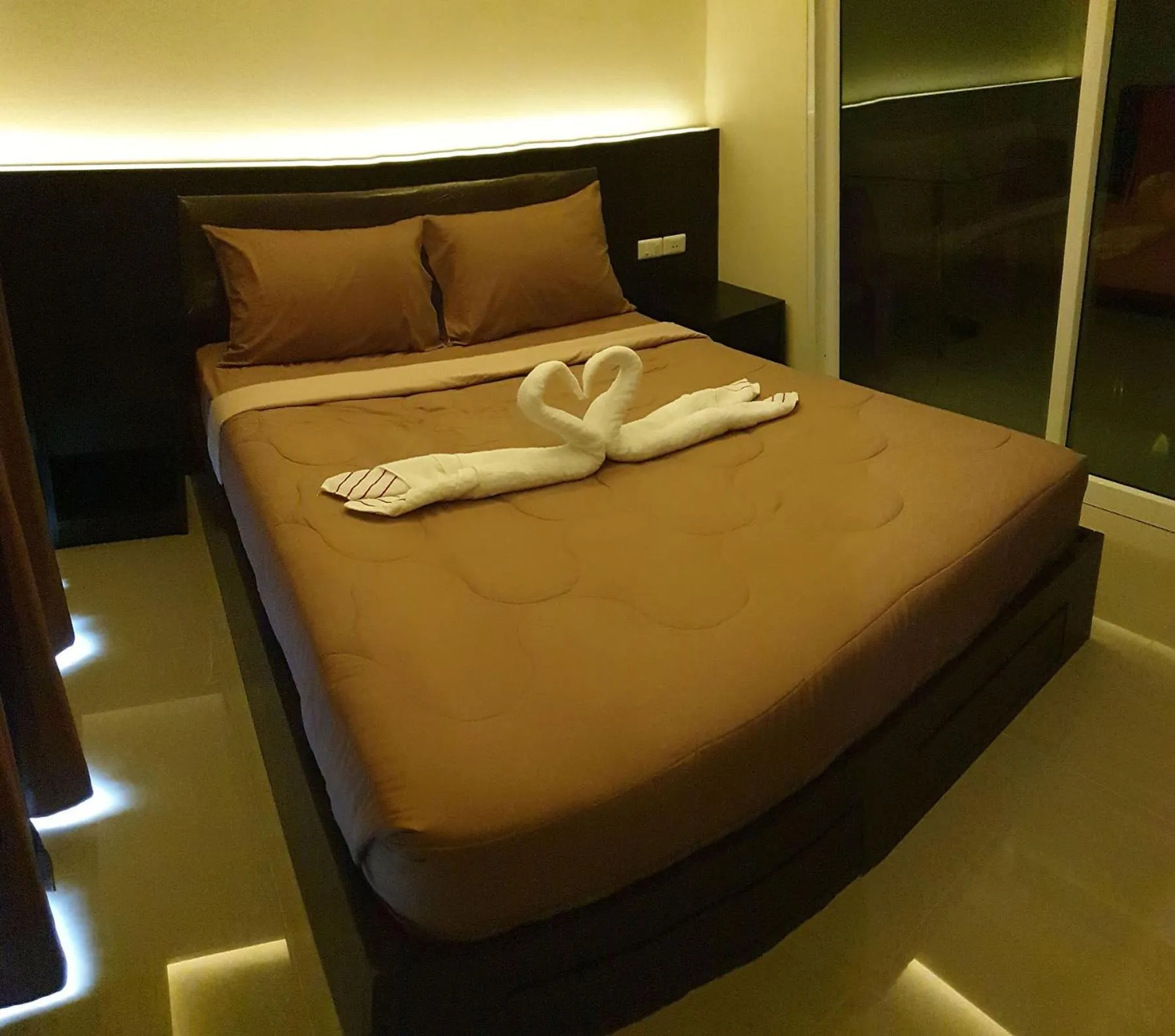 Bed in The Cosy River