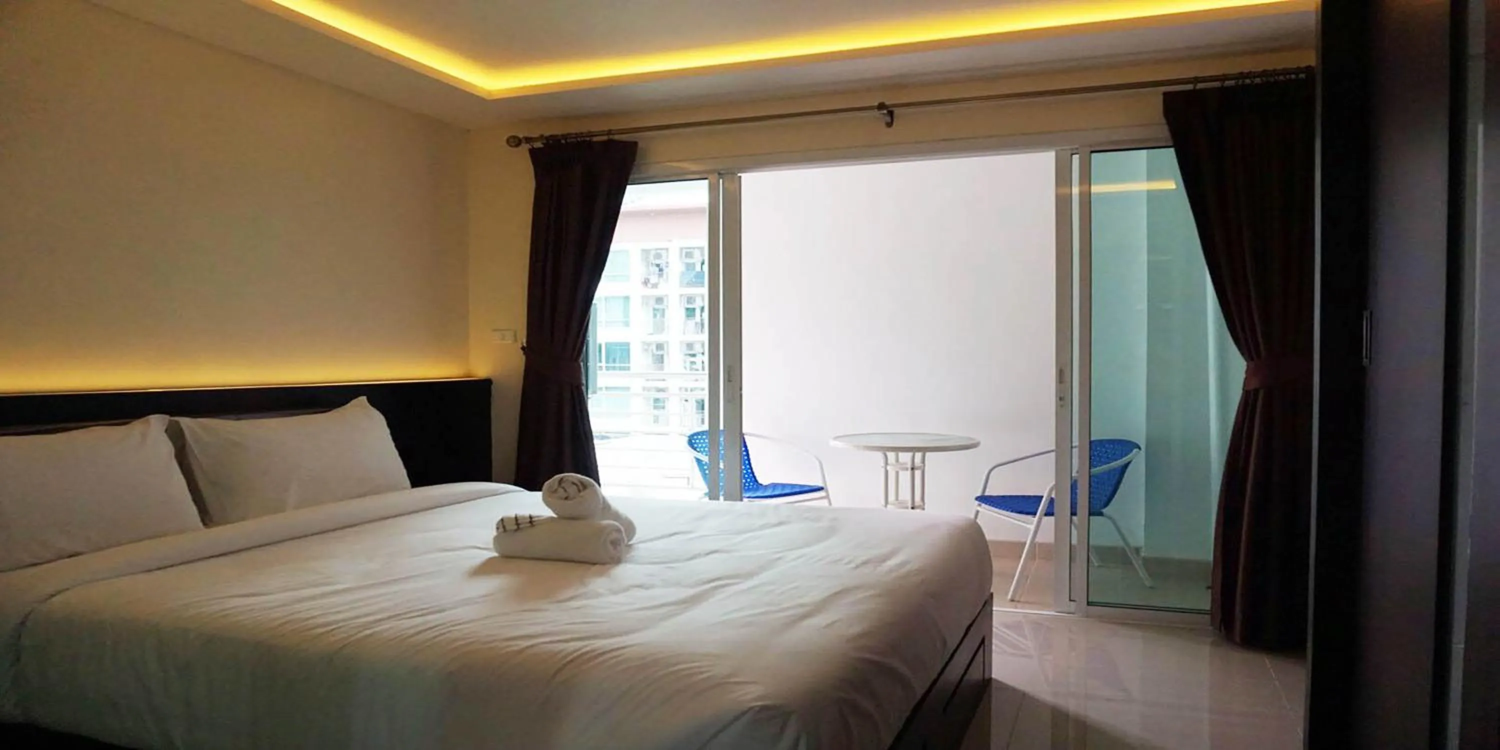 Bed in The Cosy River