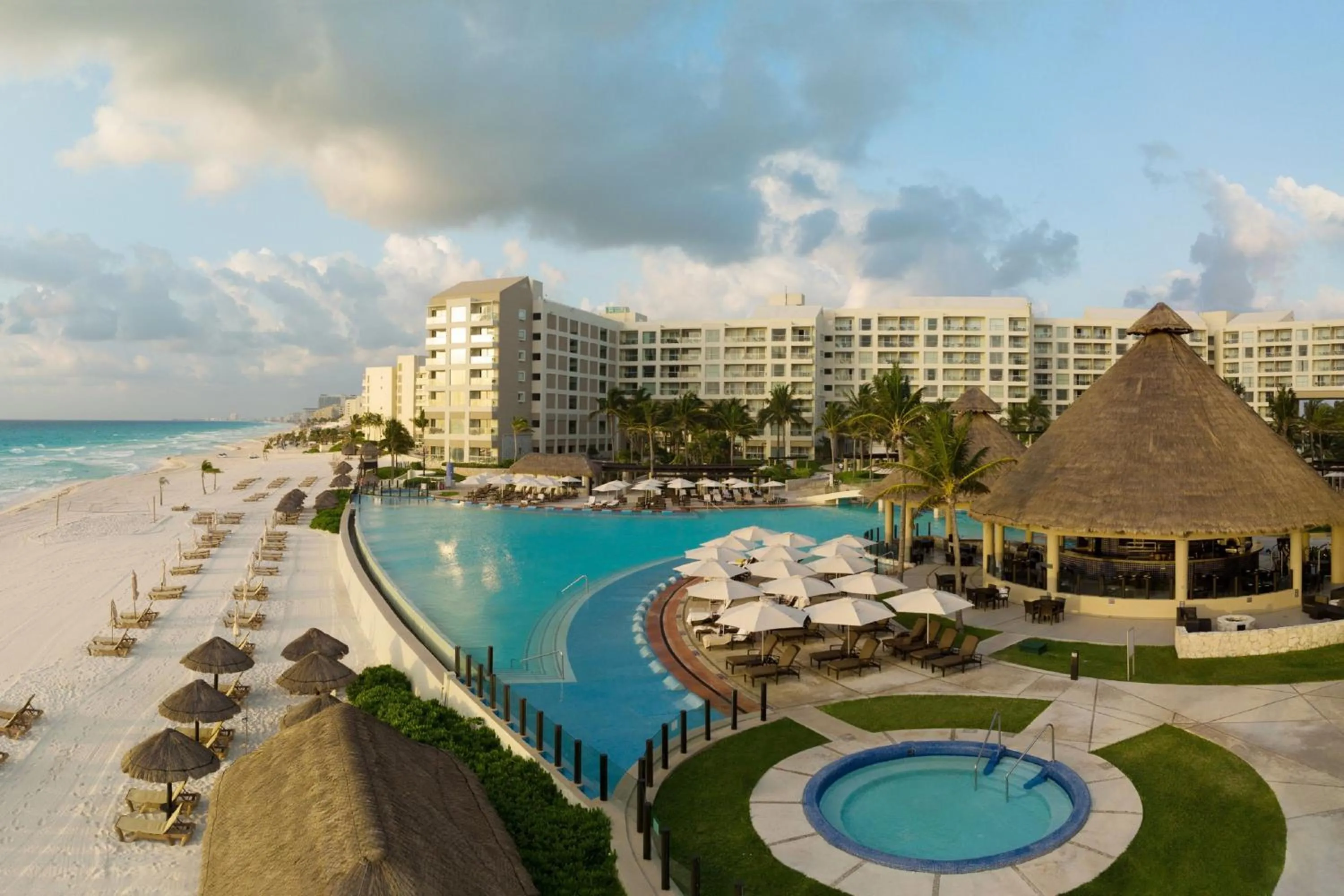 Swimming pool in The Westin Lagunamar Ocean Resort Villas & Spa Cancun