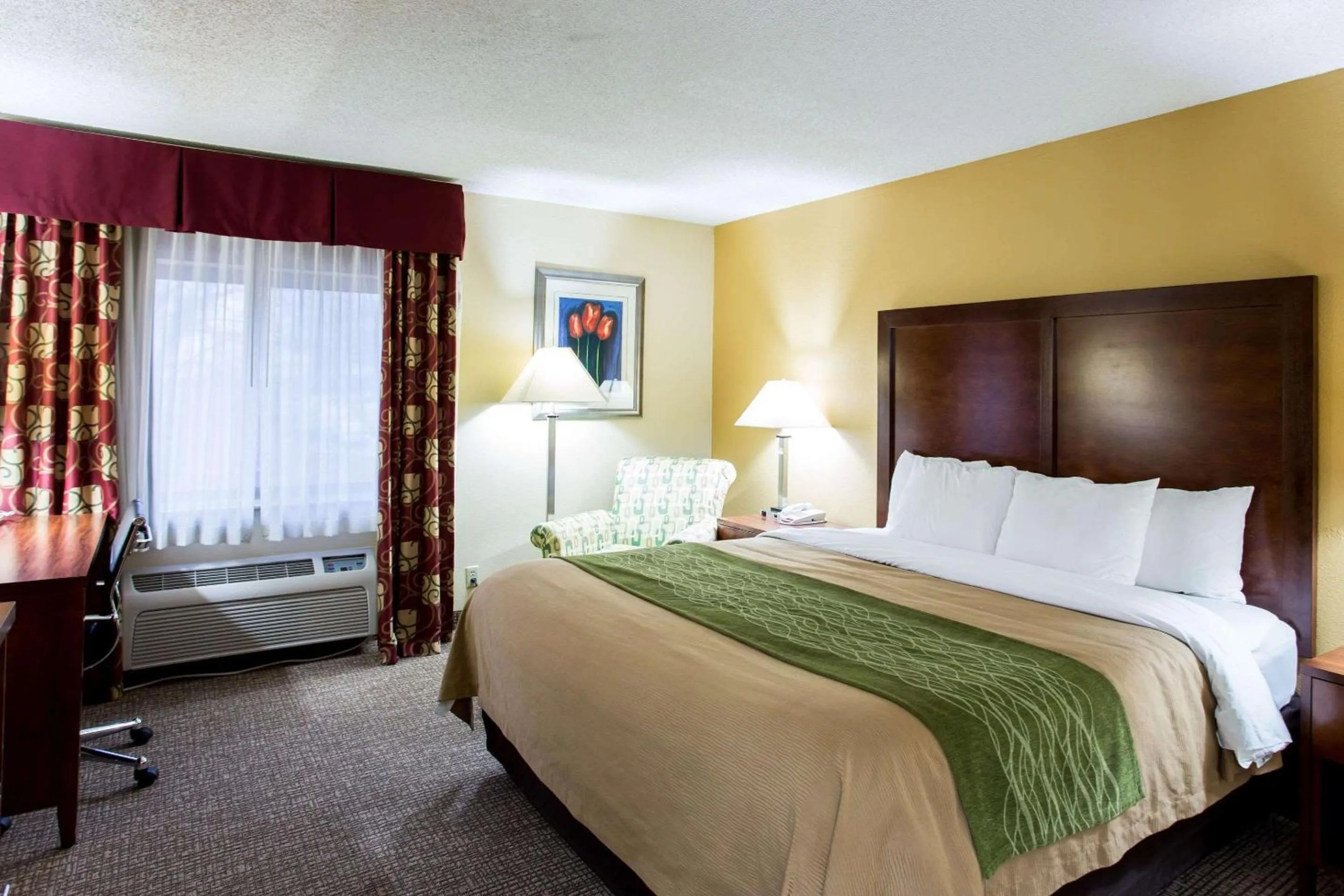 Photo of the whole room, Bed in Comfort Inn Columbia West