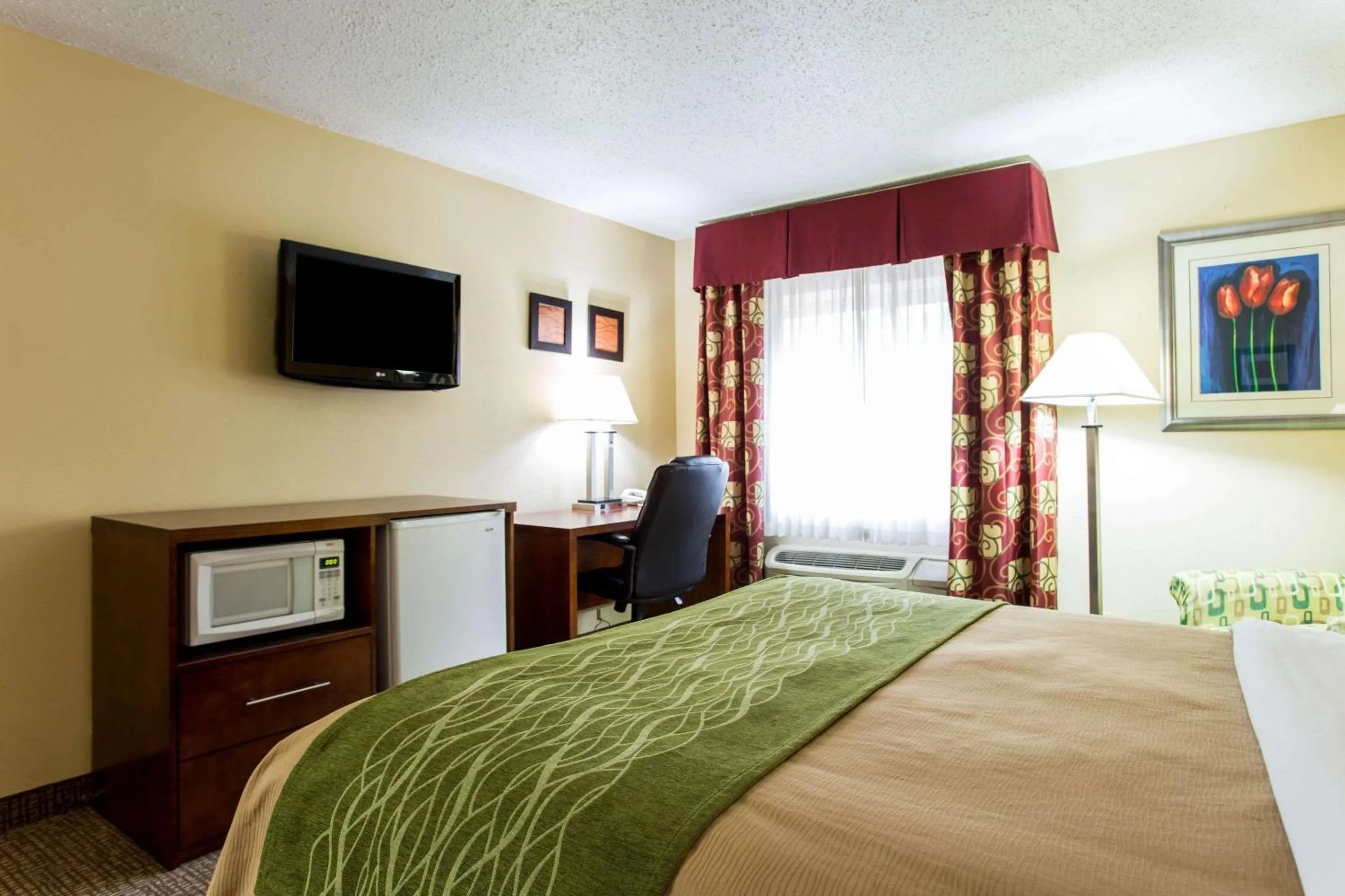 Photo of the whole room, Bed in Comfort Inn Columbia West