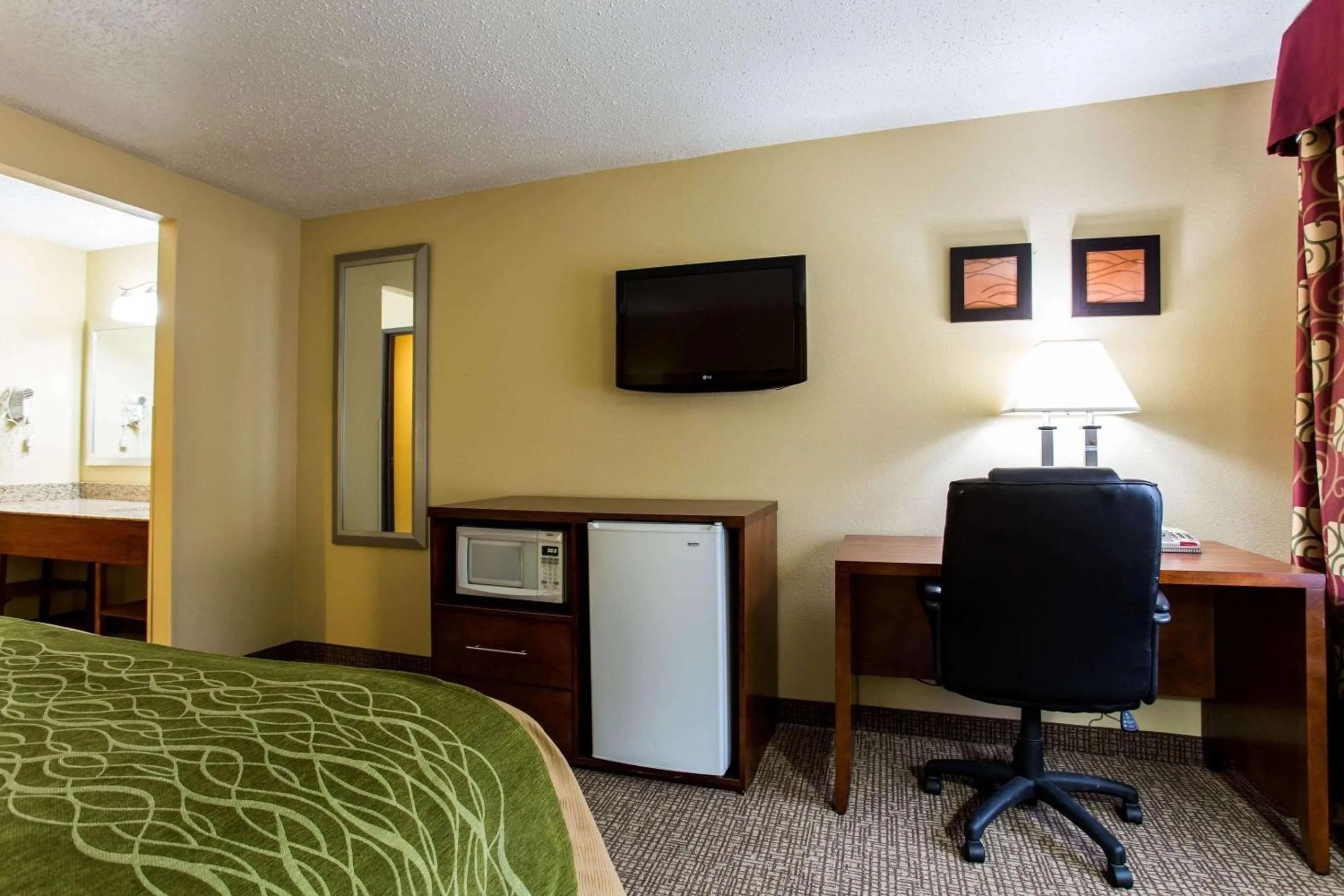 Photo of the whole room, Bed in Comfort Inn Columbia West