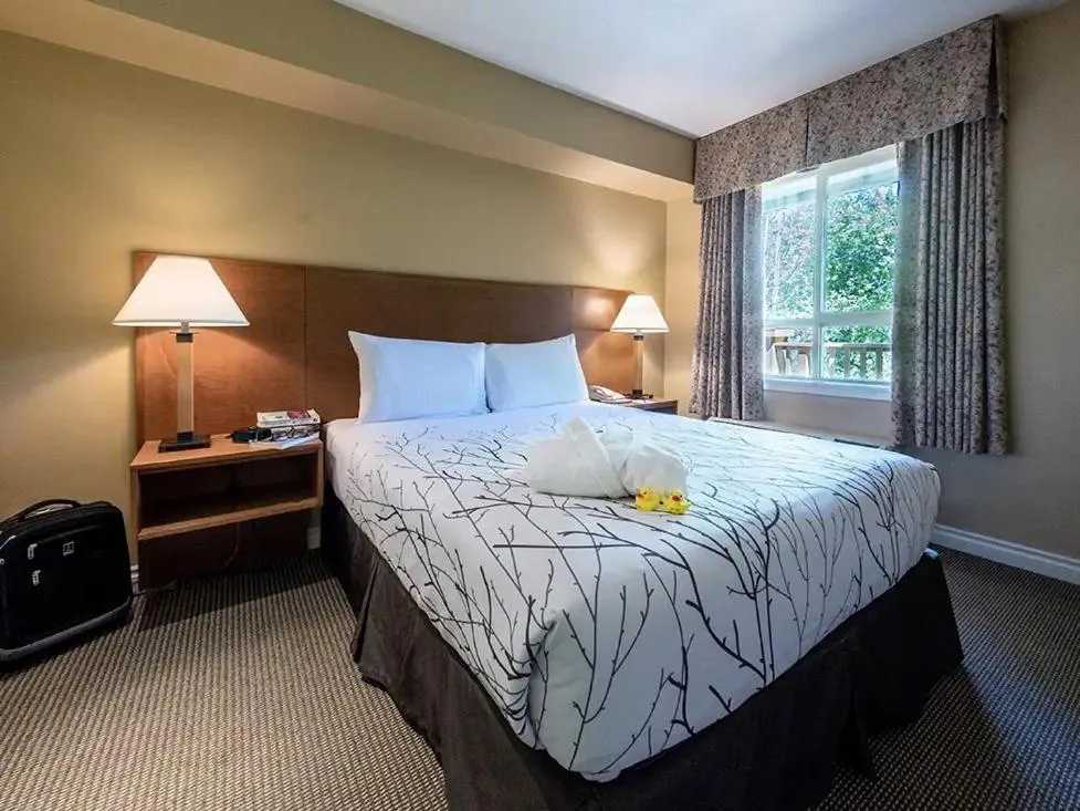 Bedroom, Bed in Pemberton Valley Lodge