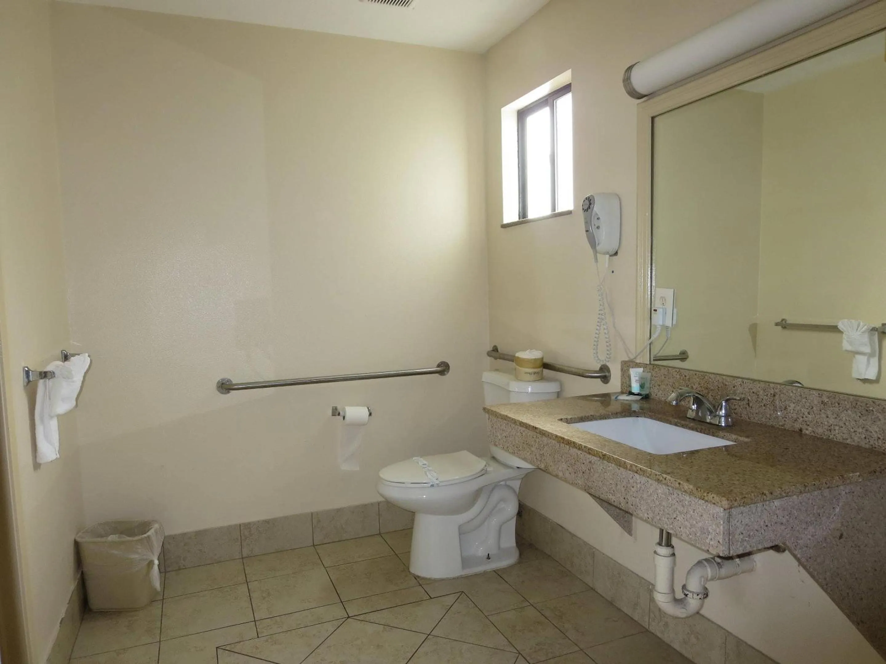 Bedroom in Rodeway Inn Encinitas North