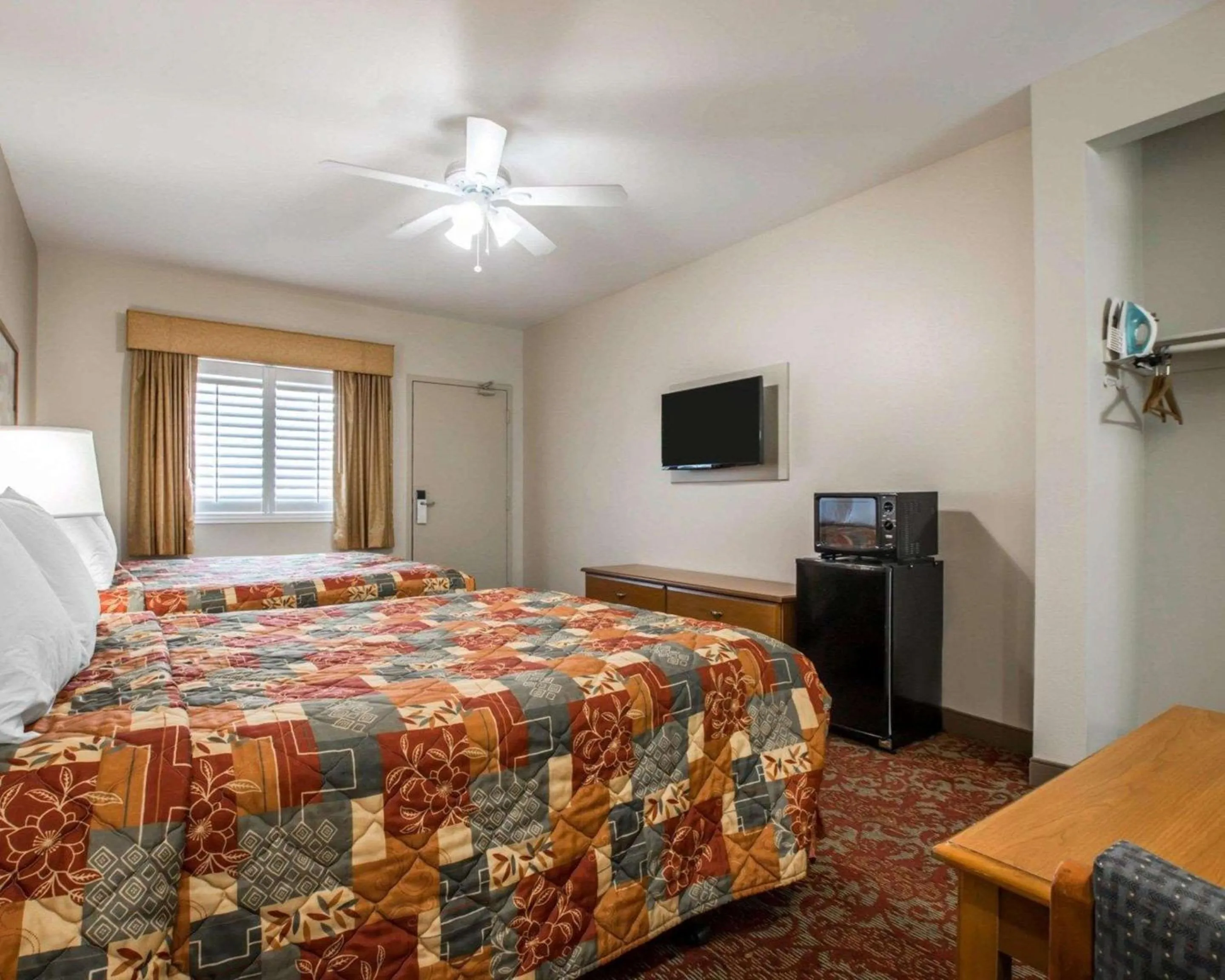 Photo of the whole room, Bed in Rodeway Inn Encinitas North