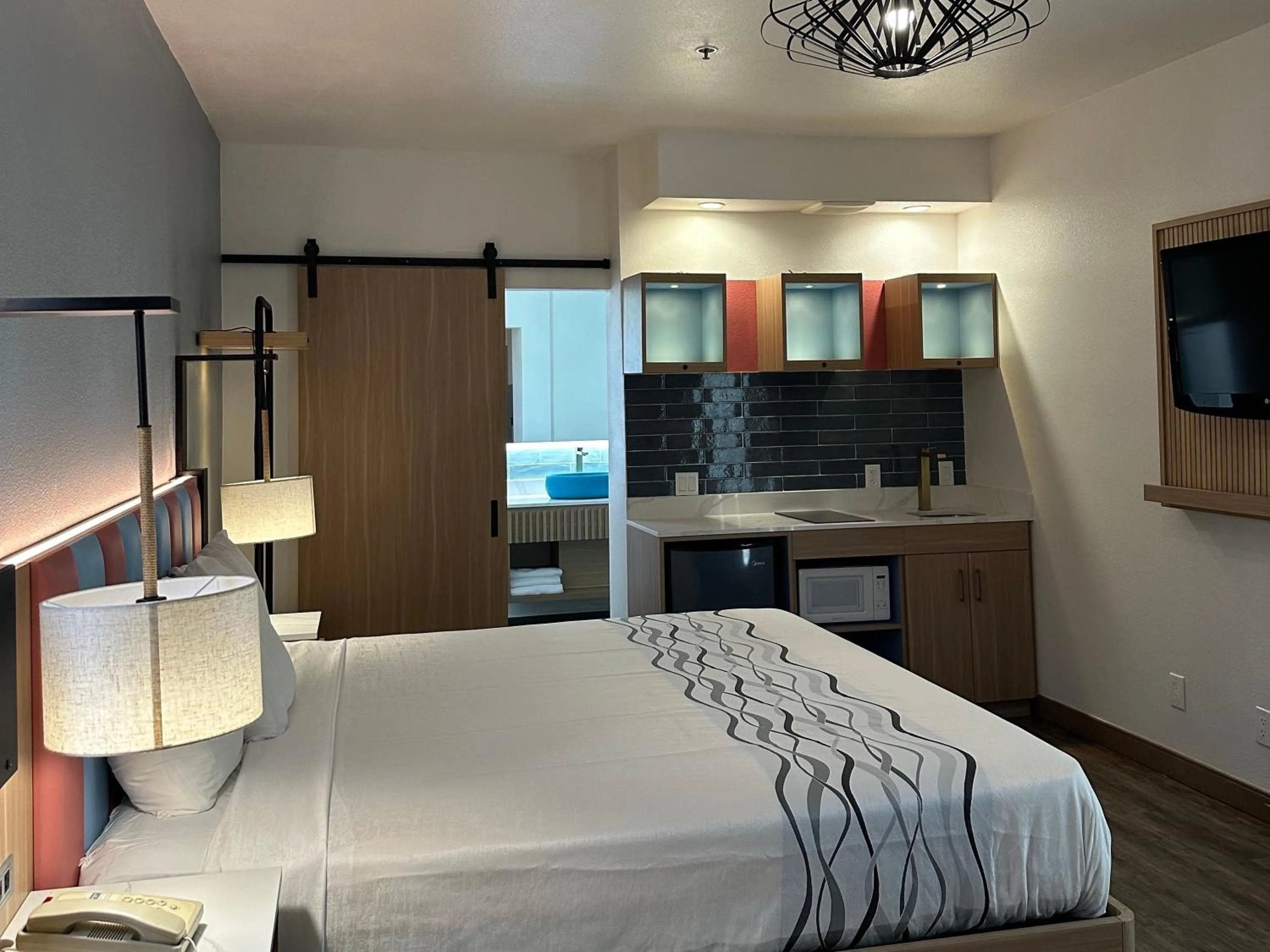 Bedroom, Bed in Rodeway Inn Encinitas North