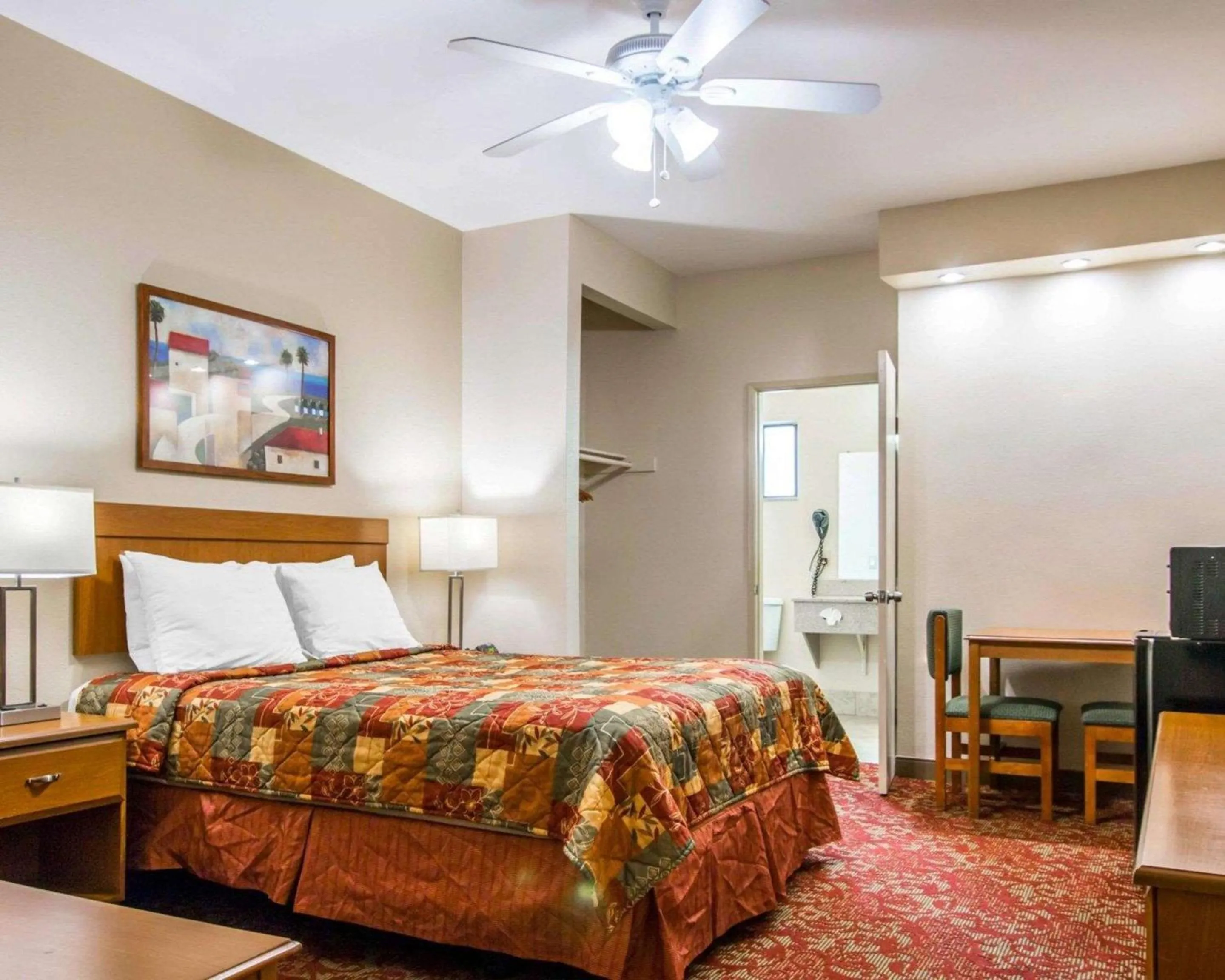 Bedroom, Bed in Rodeway Inn Encinitas North