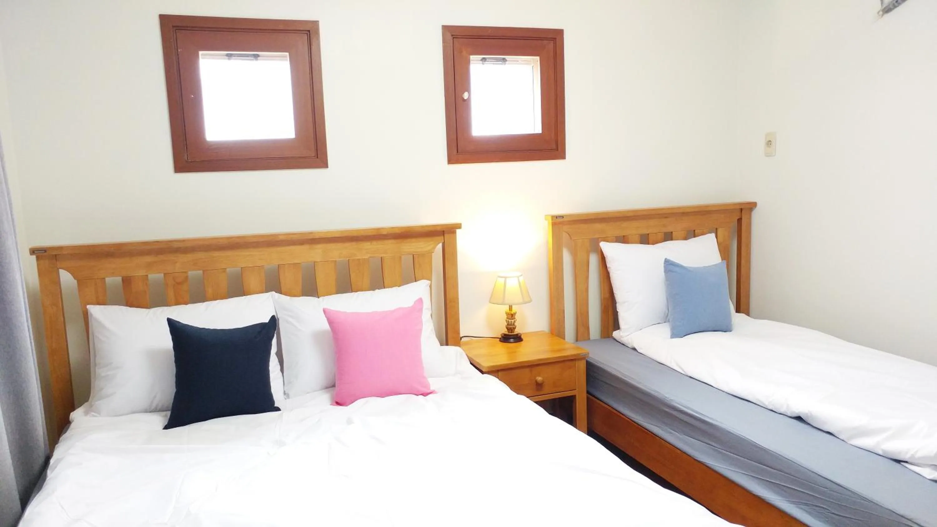 Photo of the whole room, Bed in Dolma Hongdae