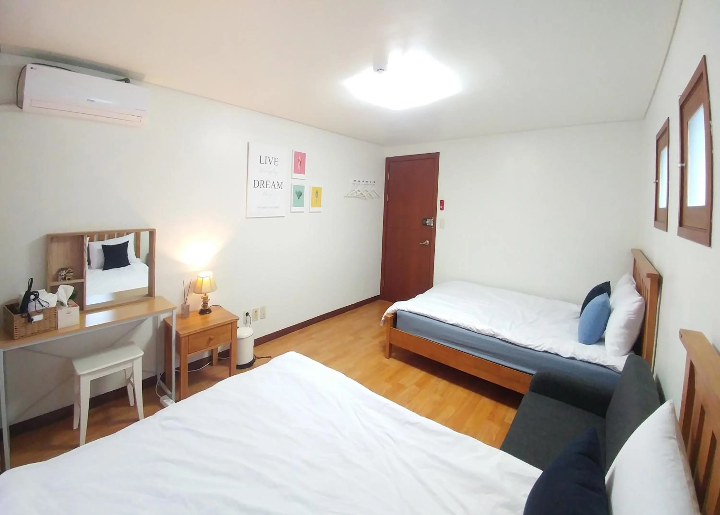 Photo of the whole room, Bed in Dolma Hongdae