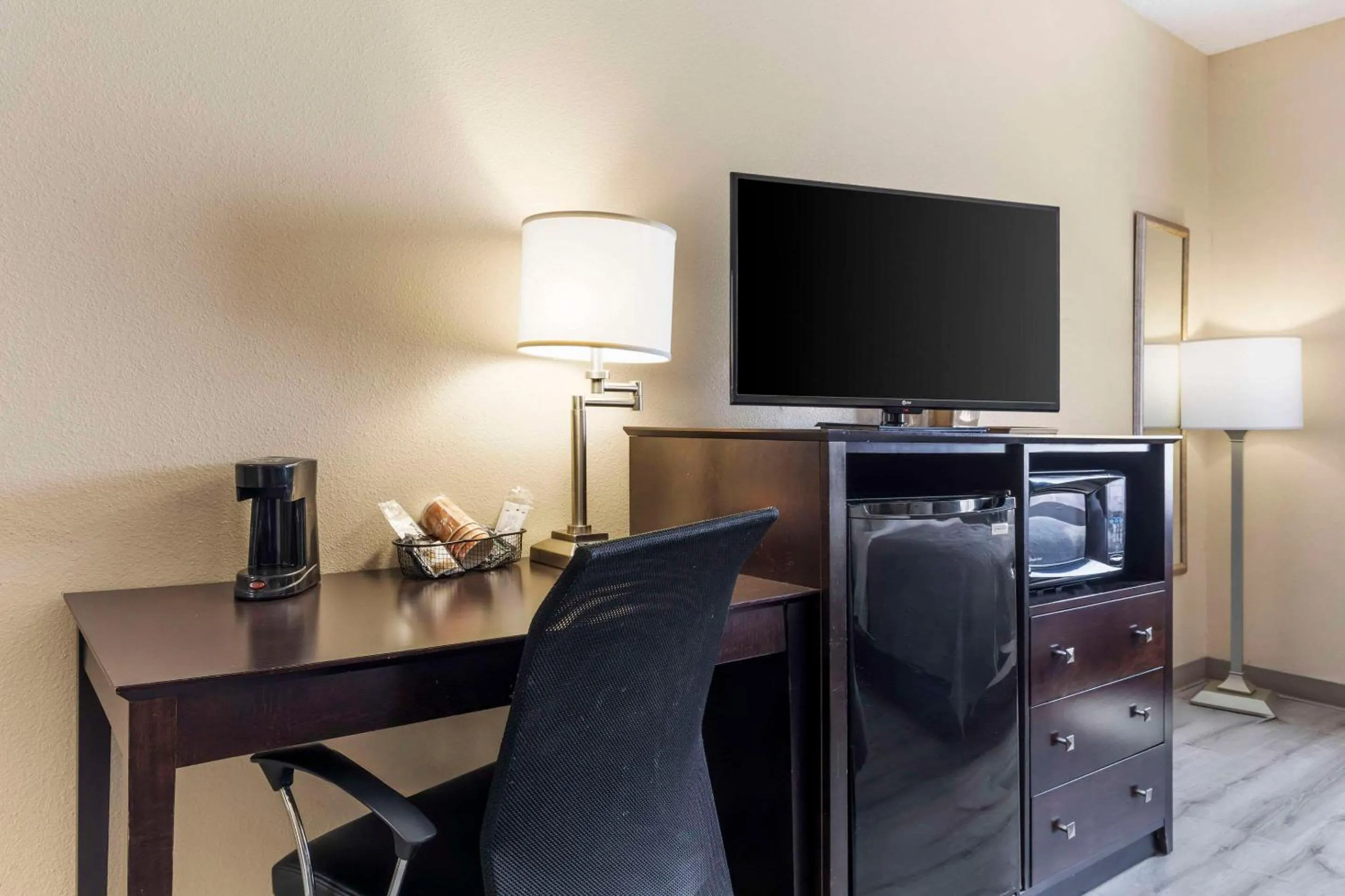 Bedroom in Quality Inn & Suites Wichita Falls I-44