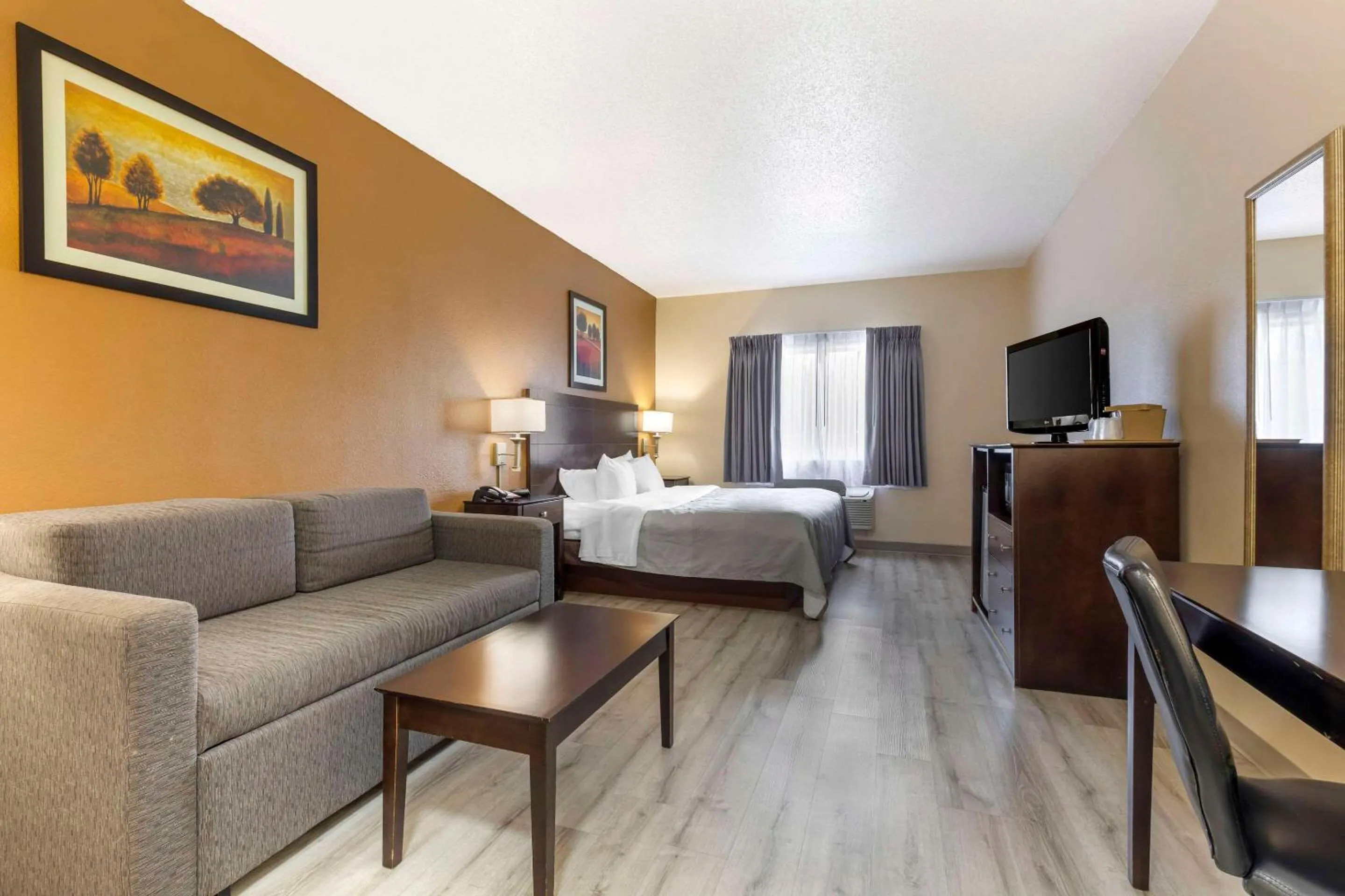 Bedroom, Bed in Quality Inn & Suites Wichita Falls I-44